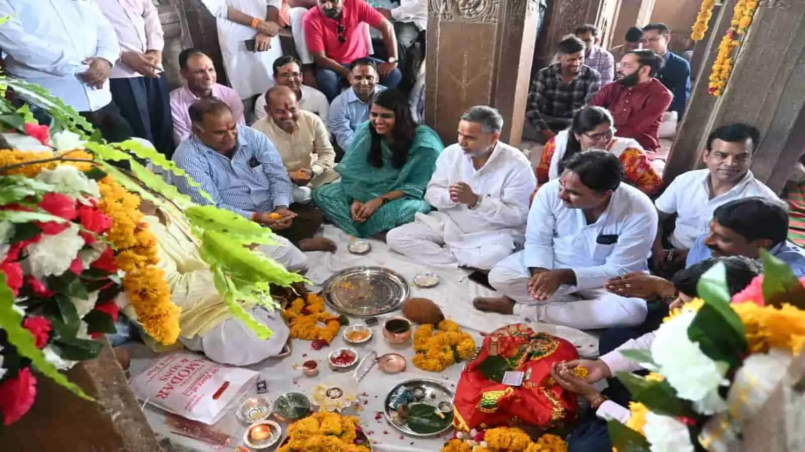 कालिका माता मंदिर चित्तौड़गढ़ में सरकारी अधिकारी और जनप्रतिनिधि विशेष पूजा करते हुए। कालिका माता मंदिर चित्तौड़गढ़ में सरकारी अधिकारी और जनप्रतिनिधि विशेष पूजा करते हुए।