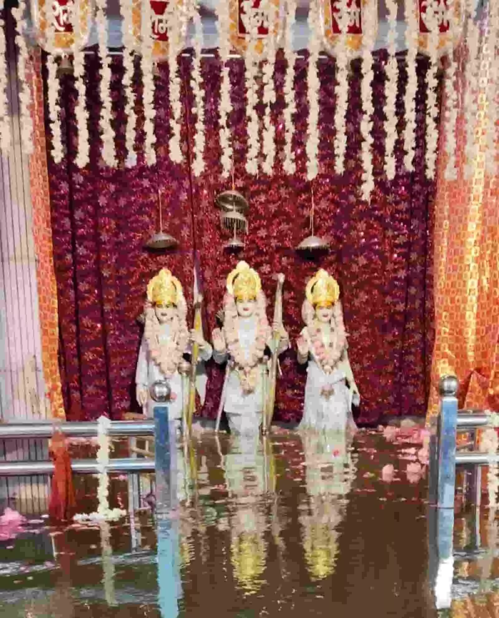तस्वीर में पेंच बालाजी मंदिर में नौका विहार मनोरथ और बर्फानी श्रृंगार महोत्सव के दौरान श्रद्धालु दर्शन करते हुए दिख रहे हैं। तस्वीर में पेंच बालाजी मंदिर में नौका विहार मनोरथ और बर्फानी श्रृंगार महोत्सव के दौरान श्रद्धालु दर्शन करते हुए दिख रहे हैं।