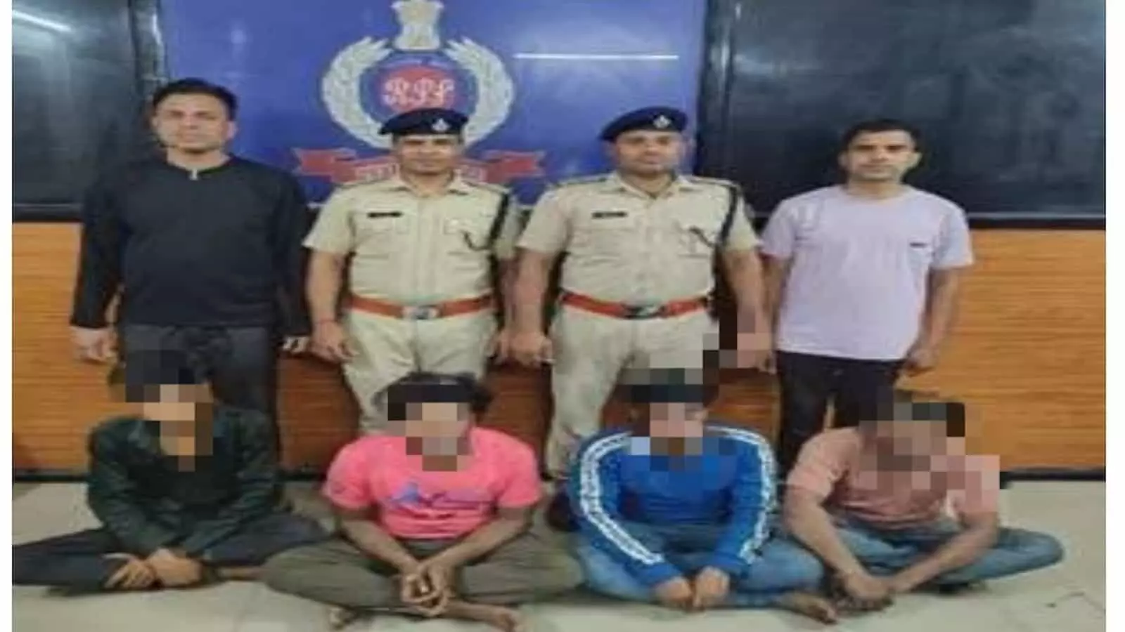 तस्वीर में रेलवे सुरक्षा बल के जवान और अधिकारी पकड़े गए आरोपियों के साथ आरपीएफ कार्यालय के अंदर खड़े हुए दिखाई दे रहे हैं। तस्वीर में रेलवे सुरक्षा बल के जवान और अधिकारी पकड़े गए आरोपियों के साथ आरपीएफ कार्यालय के अंदर खड़े हुए दिखाई दे रहे हैं।