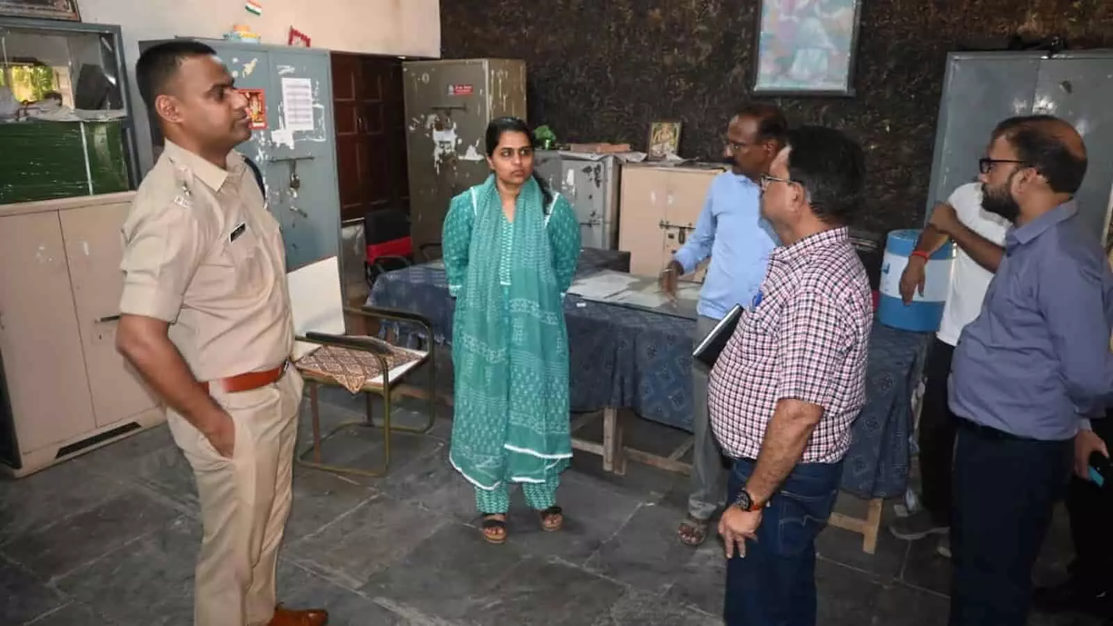 चित्तौड़गढ़ में जिला कलेक्टर और पुलिस अधीक्षक परीक्षा केंद्रों की व्यवस्थाओं का निरीक्षण कर रहे हैं। चित्तौड़गढ़ में जिला कलेक्टर और पुलिस अधीक्षक परीक्षा केंद्रों की व्यवस्थाओं का निरीक्षण कर रहे हैं।