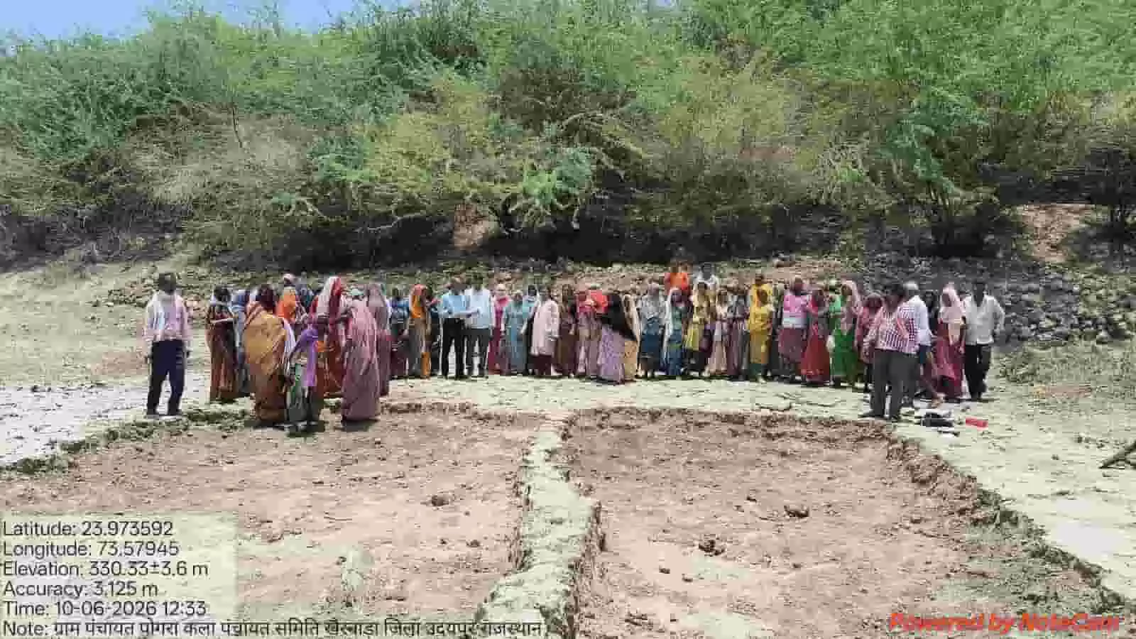 तस्वीर में मनरेगा कार्यस्थल पर ग्रामीण श्रमिक और सामाजिक अंकेक्षण टीम के सदस्य भौतिक सत्यापन के दौरान खड़े हैं। तस्वीर में मनरेगा कार्यस्थल पर ग्रामीण श्रमिक और सामाजिक अंकेक्षण टीम के सदस्य भौतिक सत्यापन के दौरान खड़े हैं।