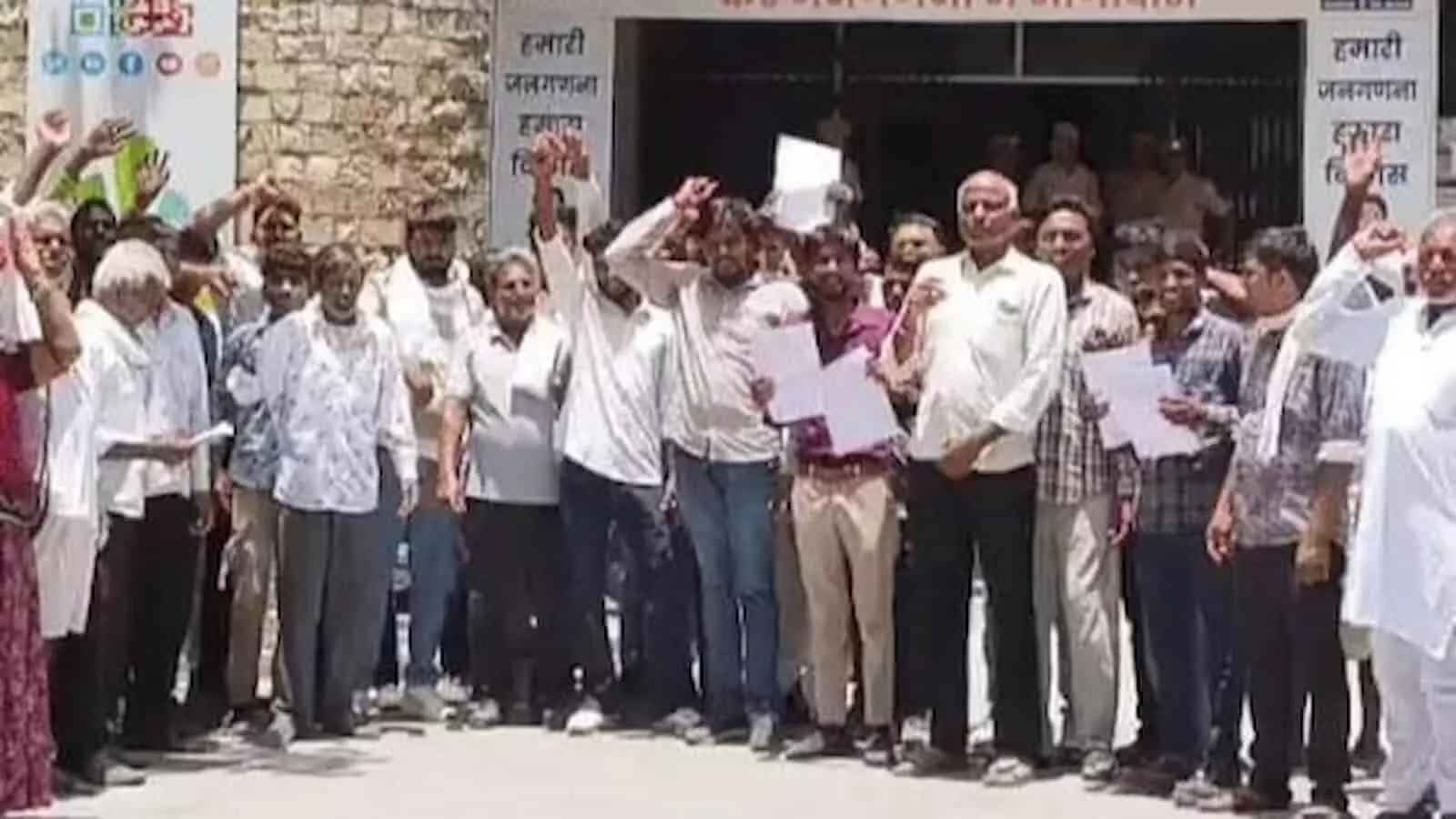 कलेक्ट्रेट में अवैध खनन और ब्लास्टिंग के विरोध में प्रदर्शन करते पुरोहितों का सांवता के ग्रामीण। कलेक्ट्रेट में अवैध खनन और ब्लास्टिंग के विरोध में प्रदर्शन करते पुरोहितों का सांवता के ग्रामीण।
