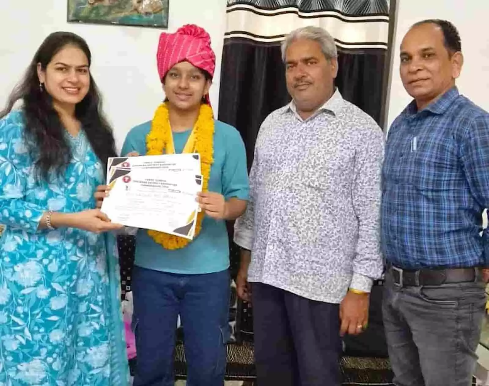 तस्वीर में बैडमिंटन खिलाड़ी अक्षिता कच्छावा भीलवाड़ा में सम्मान समारोह के दौरान सम्मान प्राप्त करती दिख रही हैं तस्वीर में बैडमिंटन खिलाड़ी अक्षिता कच्छावा भीलवाड़ा में सम्मान समारोह के दौरान सम्मान प्राप्त करती दिख रही हैं