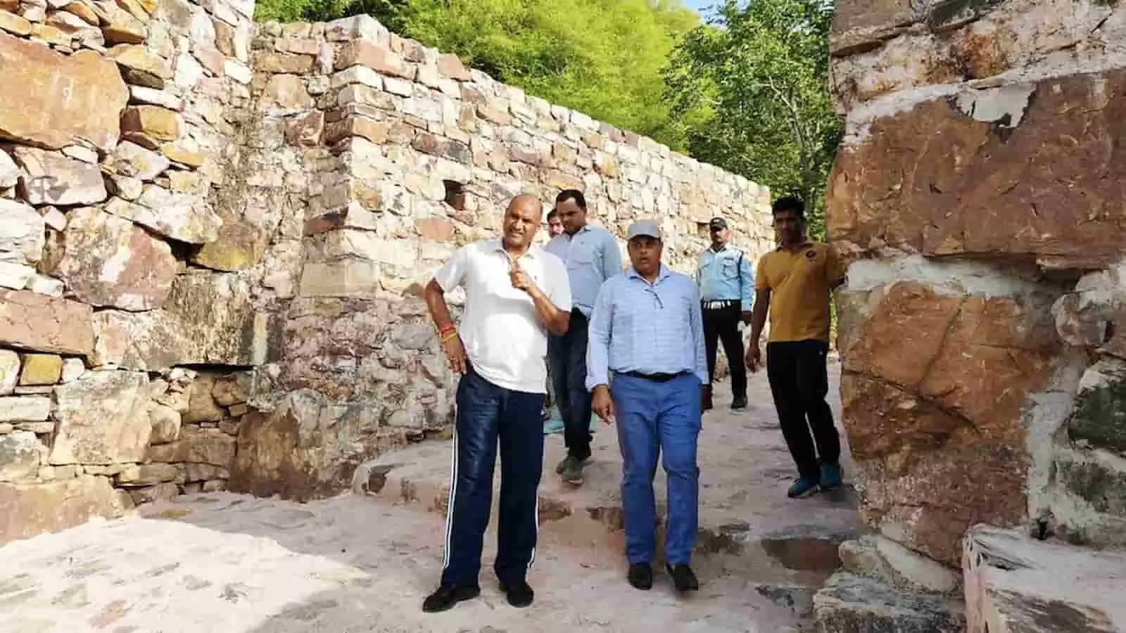 चित्तौड़गढ़ दुर्ग में विकास कार्यों का निरीक्षण करते सांसद सीपी जोशी और अधिकारी। चित्तौड़गढ़ दुर्ग में विकास कार्यों का निरीक्षण करते सांसद सीपी जोशी और अधिकारी।