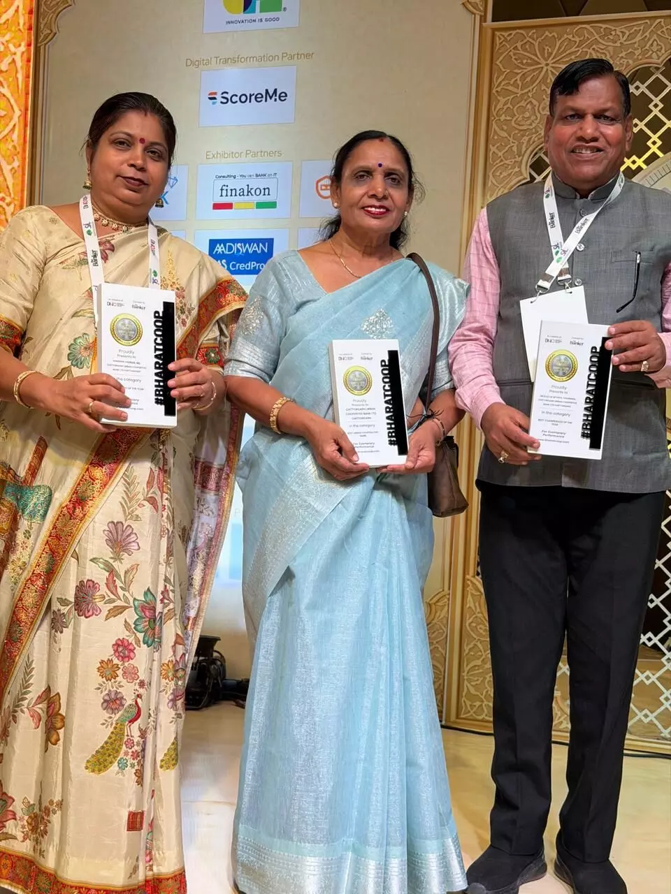 चित्तौड़गढ़ अरबन को-ऑपरेटिव बैंक के प्रतिनिधि लखनऊ में राष्ट्रीय पुरस्कार प्राप्त करते हुए। चित्तौड़गढ़ अरबन को-ऑपरेटिव बैंक के प्रतिनिधि लखनऊ में राष्ट्रीय पुरस्कार प्राप्त करते हुए।
