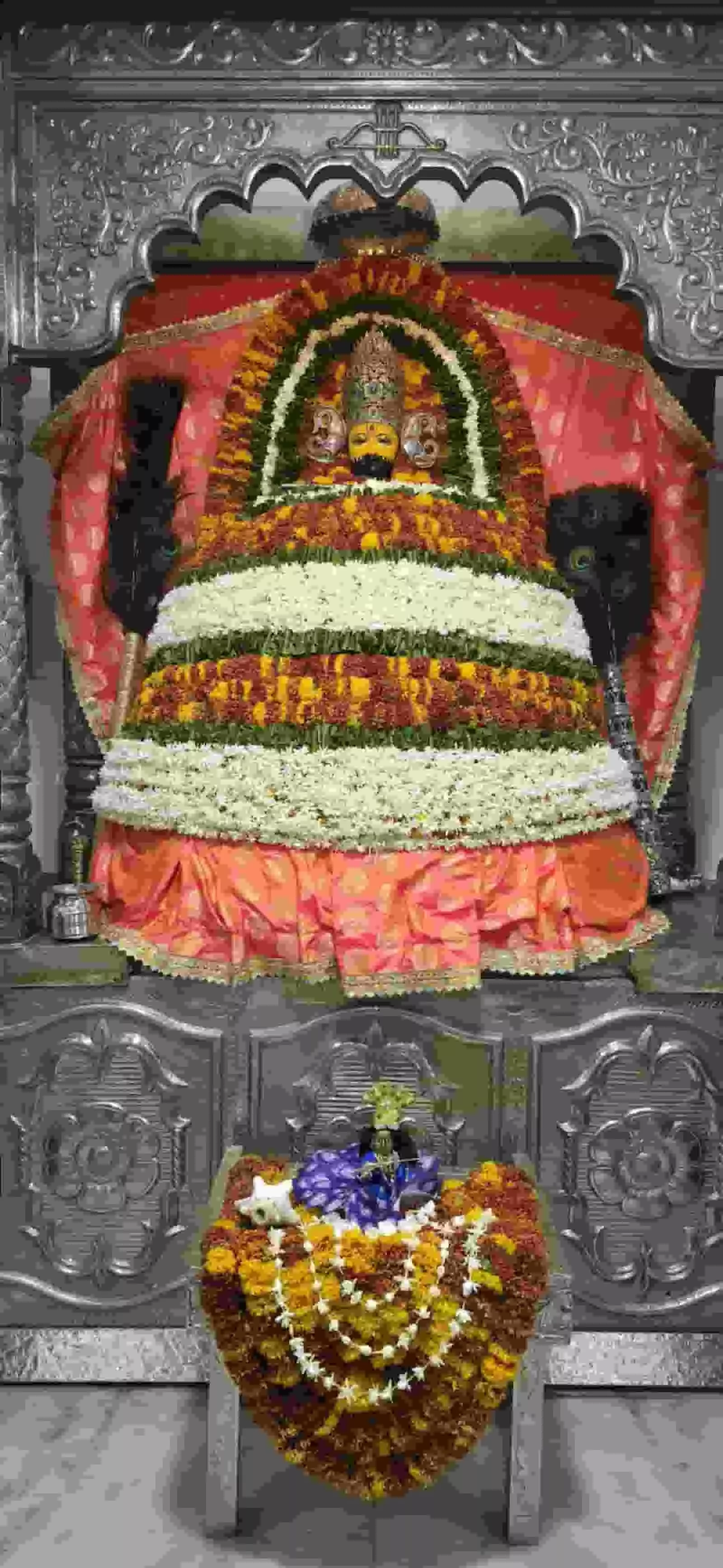 तस्वीर में श्री श्याम सेवा समिति के सदस्य भीलवाड़ा में निर्जला ग्यारस पर शीतल पेय वितरण अभियान के संदर्भ में दिखाई दे रहे हैं