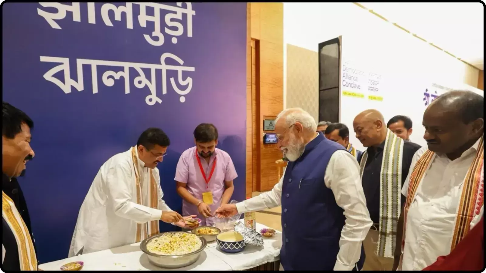फूड स्टॉल के पास खड़े प्रधानमंत्री नरेंद्र मोदी और अन्य एनडीए नेता नई दिल्ली में झालमुड़ी साझा करने के संदर्भ में। फूड स्टॉल के पास खड़े प्रधानमंत्री नरेंद्र मोदी और अन्य एनडीए नेता नई दिल्ली में झालमुड़ी साझा करने के संदर्भ में।