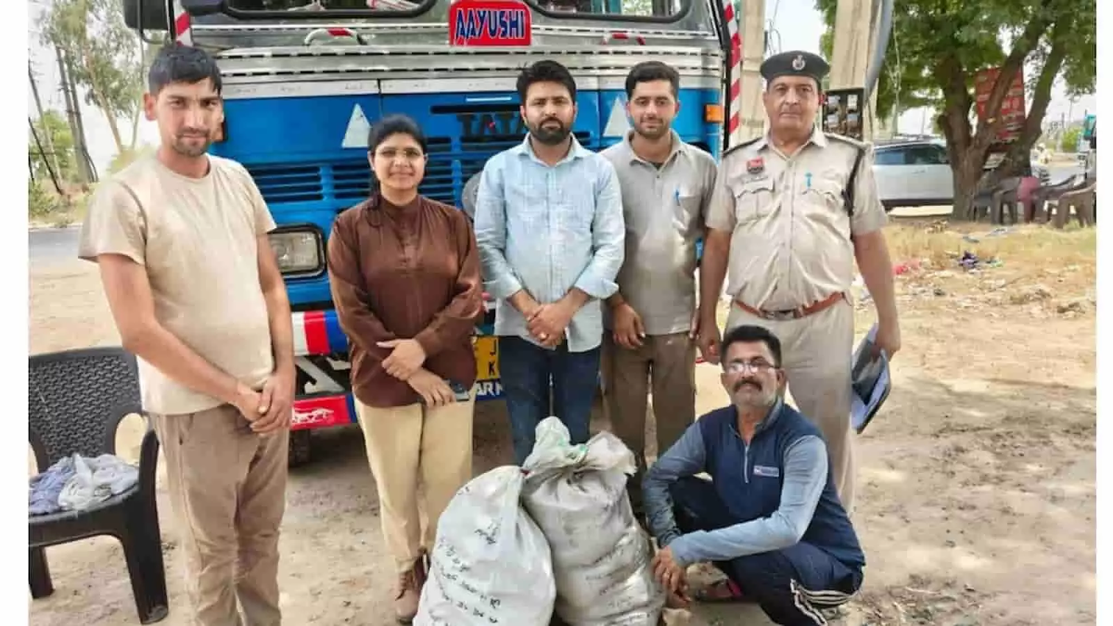तस्वीर में ट्रक जांच ANTF हरियाणा पुलिस सिरसा गुप्त अफीम तस्करी नेटवर्क बरामद कर तस्वीर में ट्रक जांच ANTF हरियाणा पुलिस सिरसा गुप्त अफीम तस्करी नेटवर्क बरामद कर
