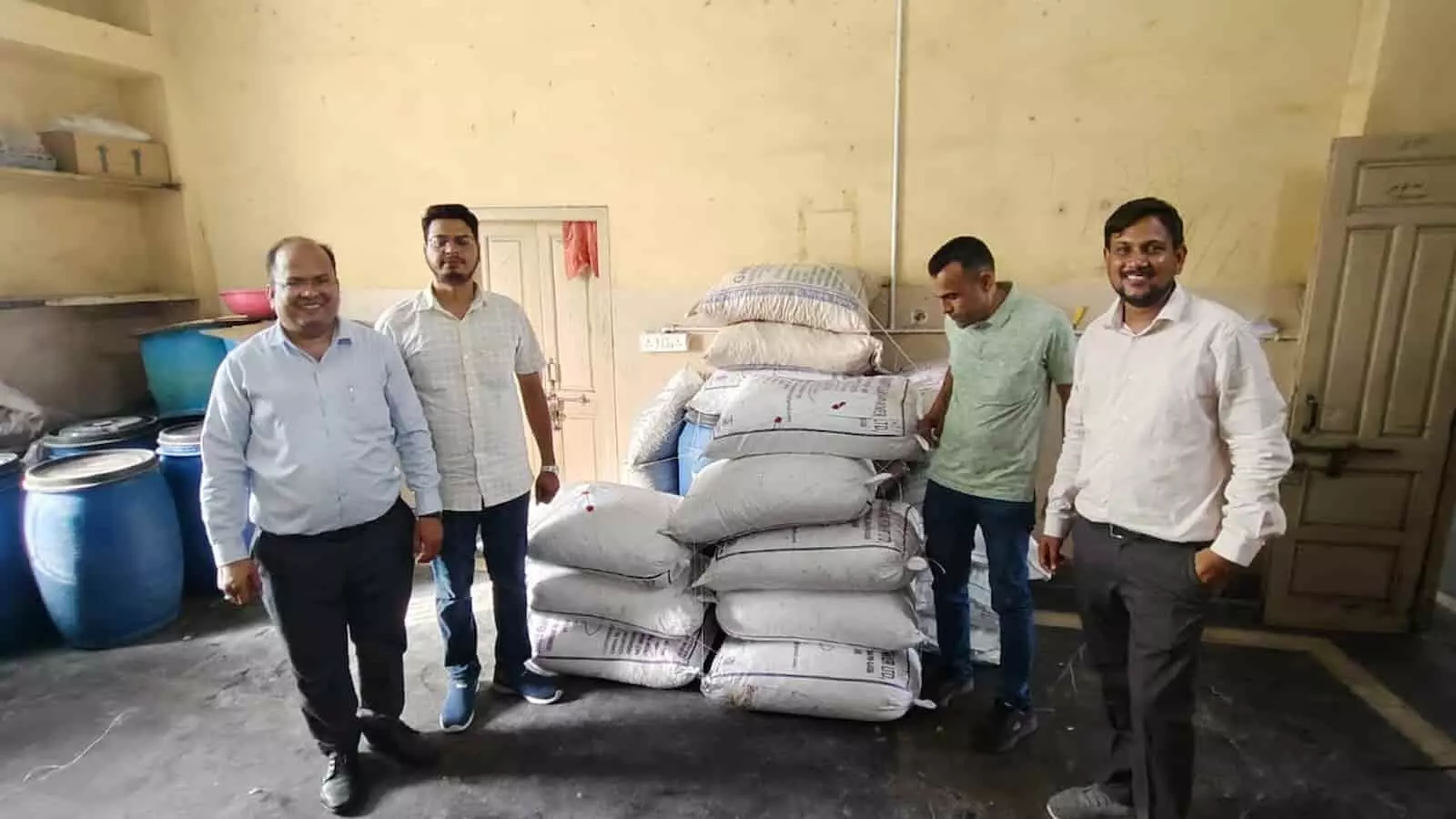 तस्वीर में खाद्य सुरक्षा विभाग की टीम भीलवाड़ा में निरीक्षण के दौरान चटगोला और आंवला कैंडी की कार्रवाई करती दिख रही है