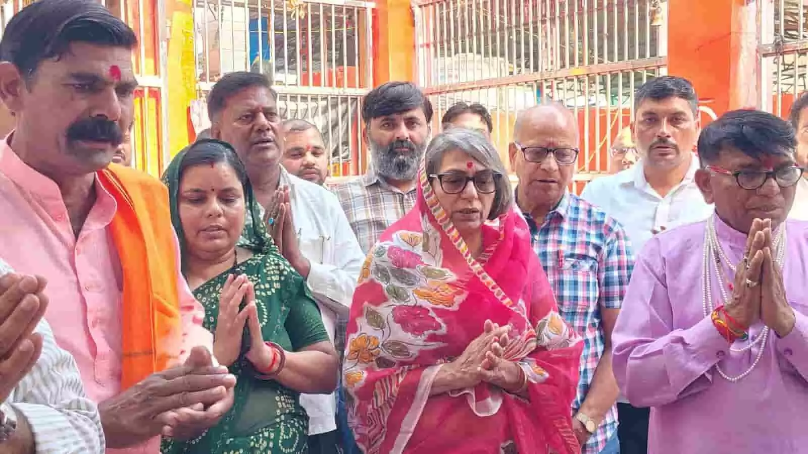 मंदिर में पूजा करते भाजपा नेता व अधिकारी राजाखेड़ा धौलपुर कार्यक्रम मोदी सरकार आयोजन मंदिर में पूजा करते भाजपा नेता व अधिकारी राजाखेड़ा धौलपुर कार्यक्रम मोदी सरकार आयोजन