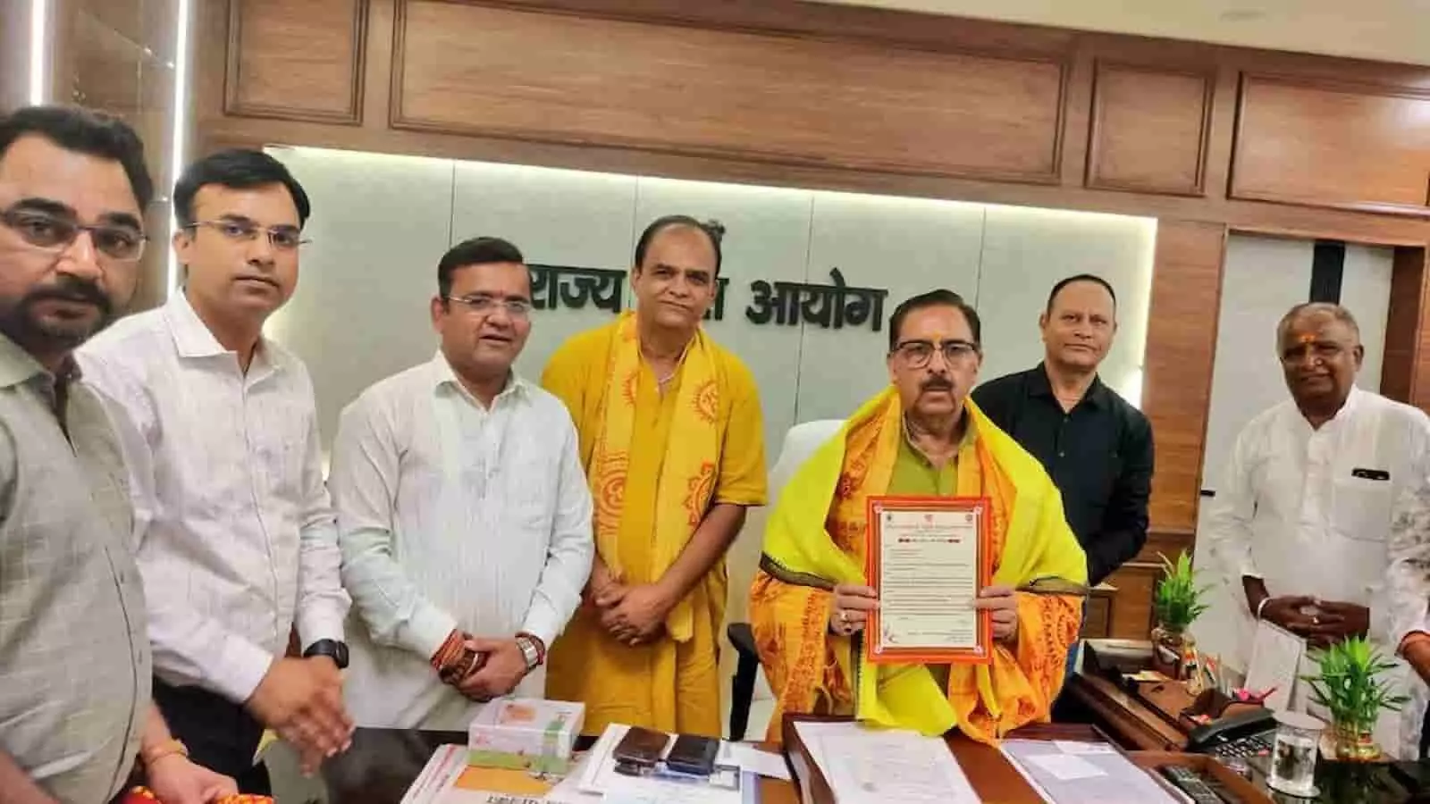 समाज प्रतिनिधि डॉ अरुण चतुर्वेदी को उदयपुर एक्सीलेंस सेंटर निमंत्रण देते हुए जयपुर में बैठक संदर्भ समाज प्रतिनिधि डॉ अरुण चतुर्वेदी को उदयपुर एक्सीलेंस सेंटर निमंत्रण देते हुए जयपुर में बैठक संदर्भ