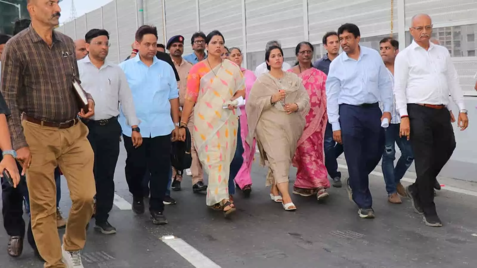 महापौर रितू तावडे गोरेगांव में मृणालताई गोरे फ्लाईओवर विस्तार कार्य का निरीक्षण कर रही हैं। महापौर रितू तावडे गोरेगांव में मृणालताई गोरे फ्लाईओवर विस्तार कार्य का निरीक्षण कर रही हैं।