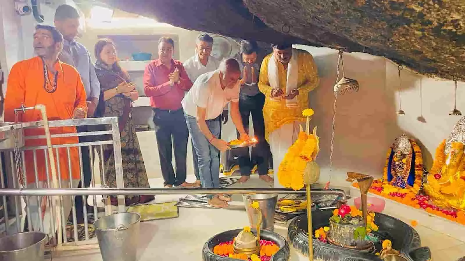 विधायक अशोक कुमार कोठारी हरणी महादेव मंदिर में पूजा करते हुए भीलवाड़ा कार्यक्रम में