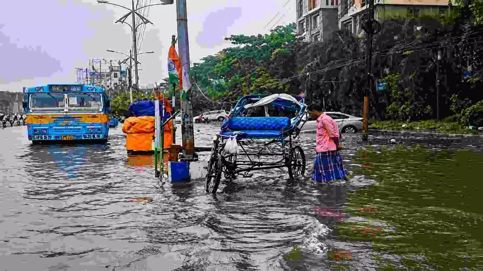 गर्मी से बेहाल लोगों के लिए खुशखबरी, दिल्ली में गरज-चमक के साथ बारिश के आसार|