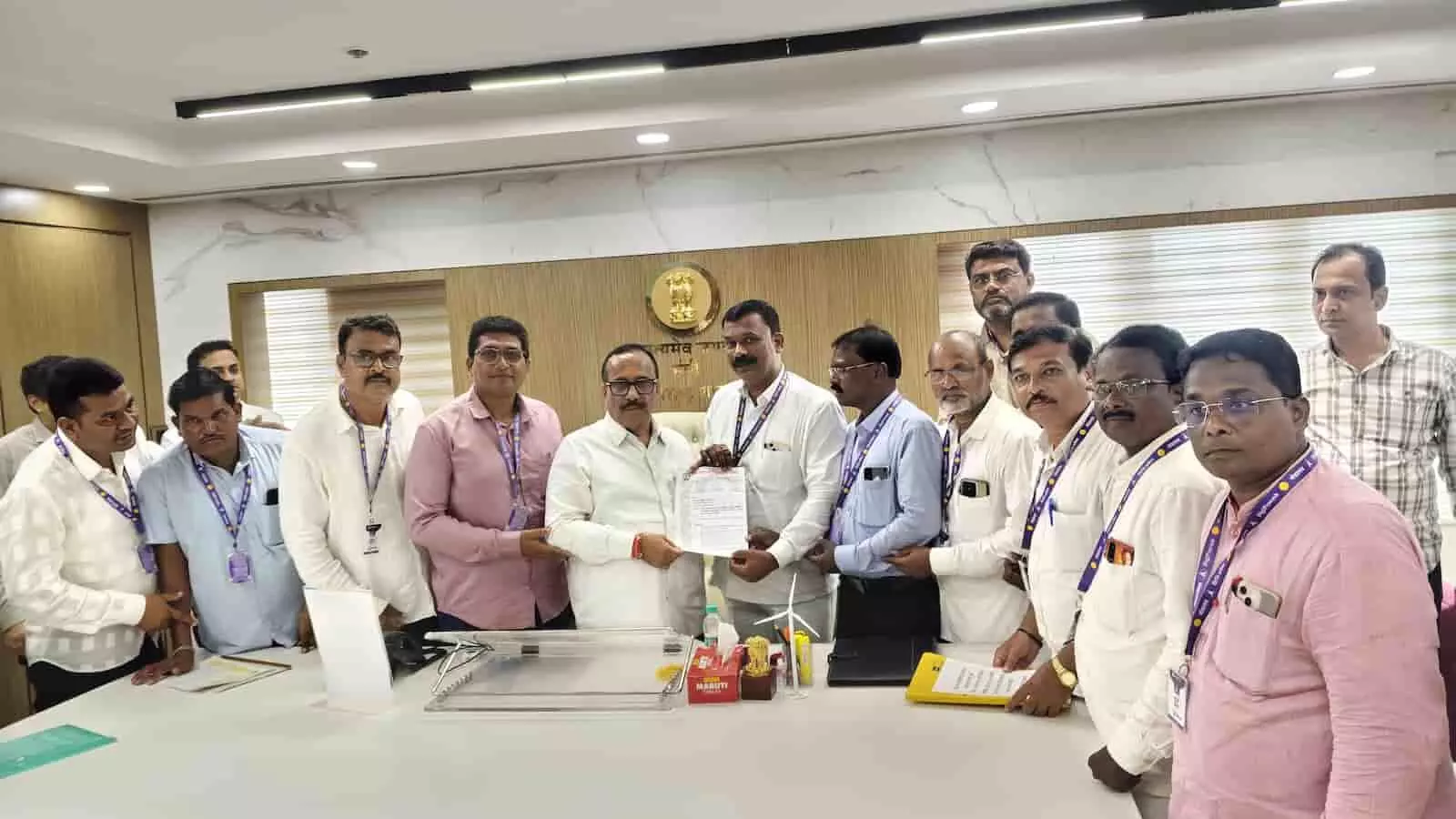 तस्वीर में स्वराज्य शिक्षक संघ के पदाधिकारी मुंबई मंत्रालय में मंत्री अतुल सावे को ज्ञापन सौंपते हुए। तस्वीर में स्वराज्य शिक्षक संघ के पदाधिकारी मुंबई मंत्रालय में मंत्री अतुल सावे को ज्ञापन सौंपते हुए।