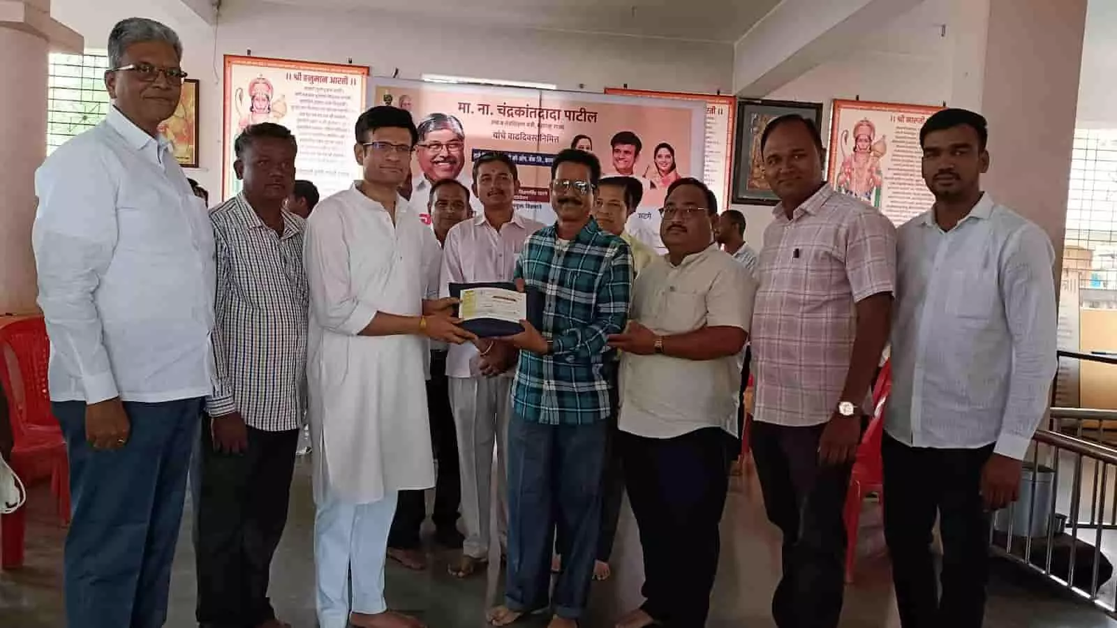 तस्वीर में कुछ लोग एक व्यक्ति को रक्तदान करने के उपलक्ष्य में प्रमाणपत्र सौंपते हुए। तस्वीर में कुछ लोग एक व्यक्ति को रक्तदान करने के उपलक्ष्य में प्रमाणपत्र सौंपते हुए।