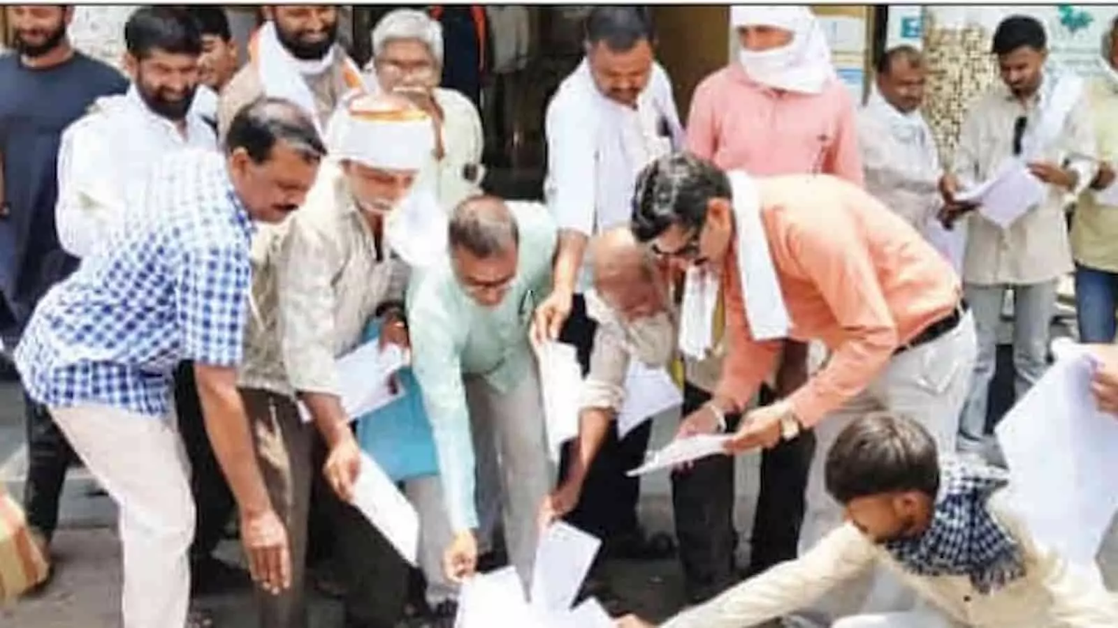 तस्वीर में बहुत से लोग चांदूरबाजार तहसील कार्यालय के बाहर हाथों में कागज लेकर प्रदर्शन करते हुए। तस्वीर में बहुत से लोग चांदूरबाजार तहसील कार्यालय के बाहर हाथों में कागज लेकर प्रदर्शन करते हुए।