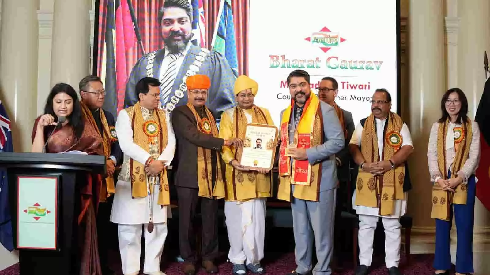 मेलबर्न में भारत गौरव अवार्ड्स के दौरान सम्मानित हस्तियों के साथ अतिथियों की तस्वीर। मेलबर्न में भारत गौरव अवार्ड्स के दौरान सम्मानित हस्तियों के साथ अतिथियों की तस्वीर।