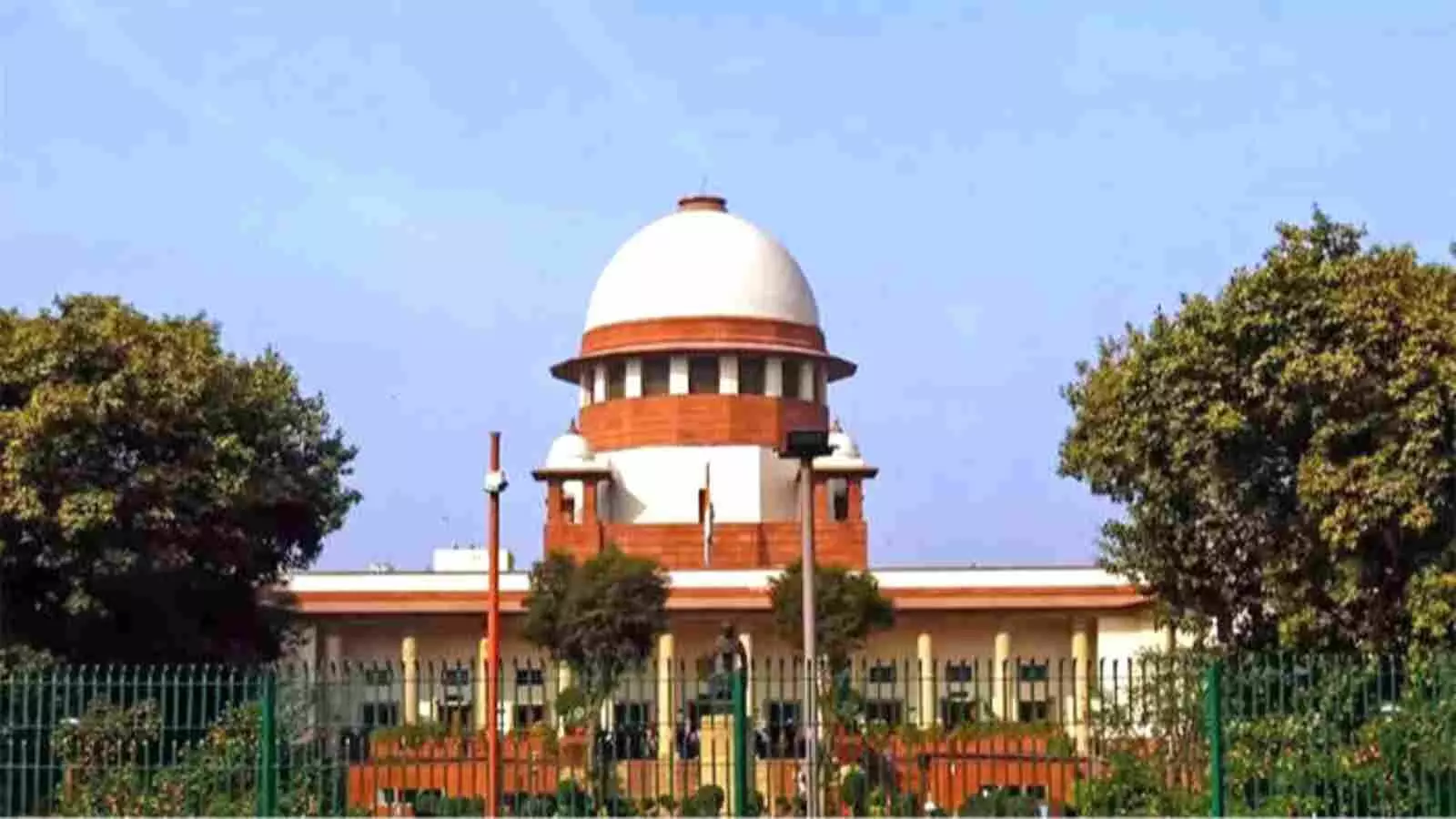 नीले आकाश के नीचे नई दिल्ली में स्थित सुप्रीम कोर्ट की मुख्य इमारत। नीले आकाश के नीचे नई दिल्ली में स्थित सुप्रीम कोर्ट की मुख्य इमारत।