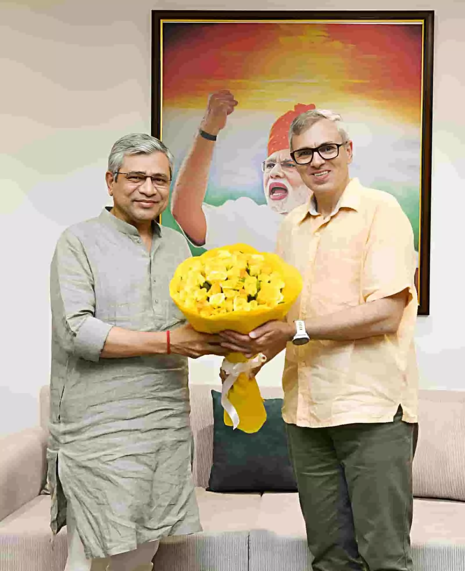 तस्वीर में रेल मंत्री अश्विनी वैष्णव और सीएम उमर अब्दुल्ला अनंतनाग रेल कनेक्टिविटी पर बैठक करते हुए। तस्वीर में रेल मंत्री अश्विनी वैष्णव और सीएम उमर अब्दुल्ला अनंतनाग रेल कनेक्टिविटी पर बैठक करते हुए।