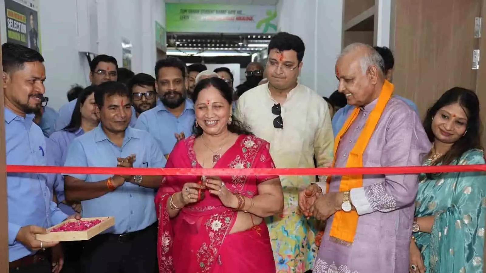 तस्वीर में सुशीला विजय, नितिन विजय और सुरेंद्र विजय कोटा में मोशन एजुकेशन के नए कैंपस का रिबन काटकर उद्घाटन कर रहे हैं। तस्वीर में सुशीला विजय, नितिन विजय और सुरेंद्र विजय कोटा में मोशन एजुकेशन के नए कैंपस का रिबन काटकर उद्घाटन कर रहे हैं।