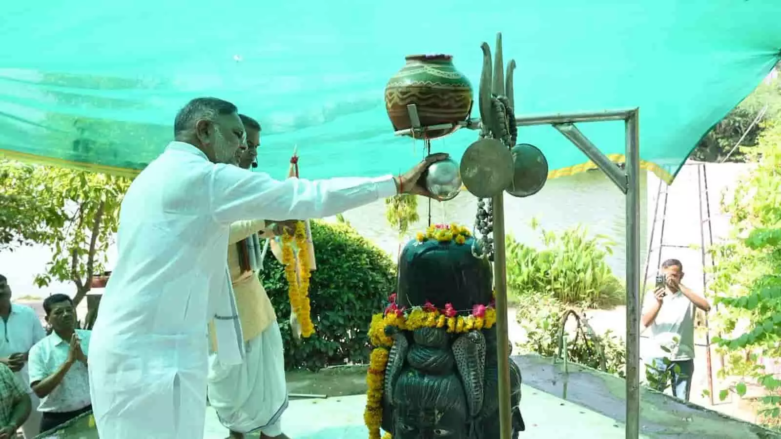 तस्वीर में ऊर्जा मंत्री हीरालाल नागर सांगोद के मंदिर में शिवलिंग पर जल चढ़ाकर पूजा कर रहे हैं। तस्वीर में ऊर्जा मंत्री हीरालाल नागर सांगोद के मंदिर में शिवलिंग पर जल चढ़ाकर पूजा कर रहे हैं।