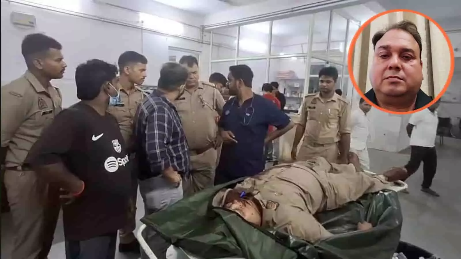 तस्वीर में घायल पुलिसकर्मी स्ट्रेचर पर लेटा हुआ है और अस्पताल के भीतर अन्य पुलिसकर्मी तथा डॉक्टर खड़े हैं। तस्वीर में घायल पुलिसकर्मी स्ट्रेचर पर लेटा हुआ है और अस्पताल के भीतर अन्य पुलिसकर्मी तथा डॉक्टर खड़े हैं।