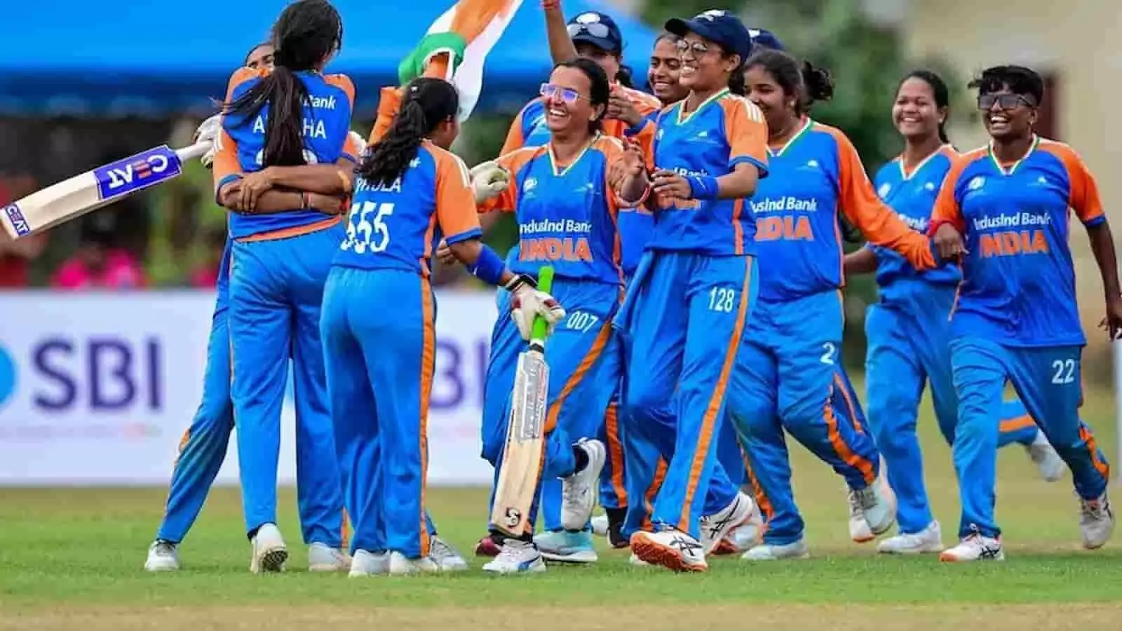 तस्वीर में नीली जर्सी पहने भारतीय महिला क्रिकेट टीम की खिलाड़ी मैदान पर दौड़कर जीत का जश्न मना रही हैं। तस्वीर में नीली जर्सी पहने भारतीय महिला क्रिकेट टीम की खिलाड़ी मैदान पर दौड़कर जीत का जश्न मना रही हैं।