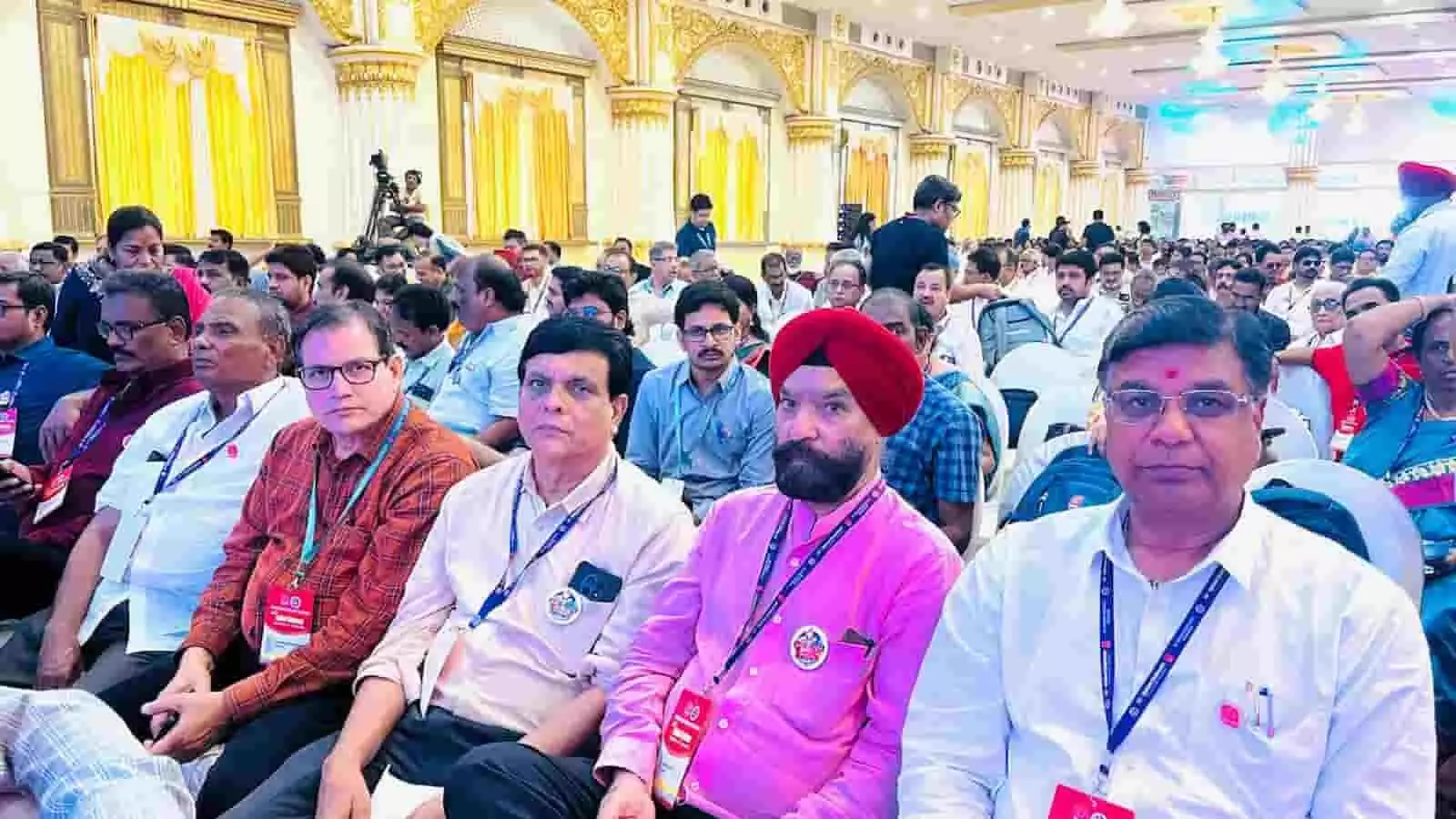 तस्वीर में सभागार के भीतर कुर्सियों पर बैठे हुए प्रतिनिधि बेंगलुरु में एआईबीईए राष्ट्रीय अधिवेशन के संदर्भ में दिख रहे हैं। तस्वीर में सभागार के भीतर कुर्सियों पर बैठे हुए प्रतिनिधि बेंगलुरु में एआईबीईए राष्ट्रीय अधिवेशन के संदर्भ में दिख रहे हैं।