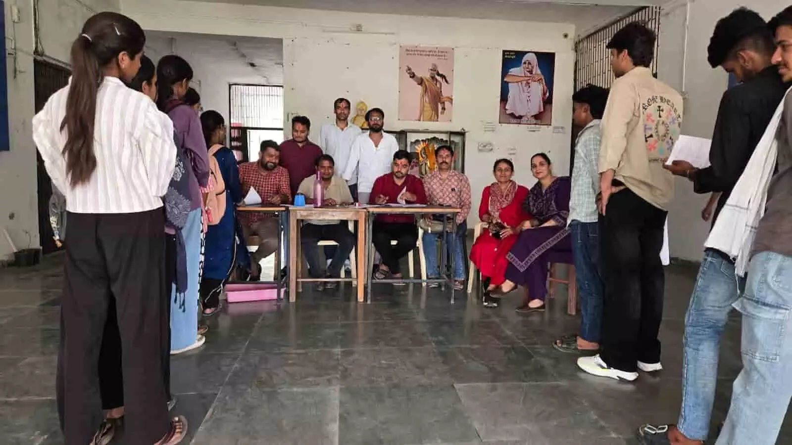 तस्वीर में काउंटर के सामने कतार में खड़े छात्र और छात्राएं महाविद्यालय में दस्तावेज सत्यापन के संदर्भ में दिख रहे हैं। तस्वीर में काउंटर के सामने कतार में खड़े छात्र और छात्राएं महाविद्यालय में दस्तावेज सत्यापन के संदर्भ में दिख रहे हैं।
