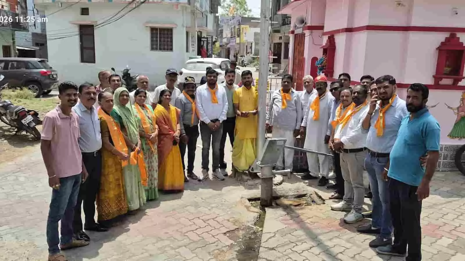 तस्वीर में एक हैंडपंप और धार्मिक स्थल के निकट खड़े हुए लोग खेरवाड़ा में लाइटों के शुभारंभ के संदर्भ में दिख रहे हैं। तस्वीर में एक हैंडपंप और धार्मिक स्थल के निकट खड़े हुए लोग खेरवाड़ा में लाइटों के शुभारंभ के संदर्भ में दिख रहे हैं।