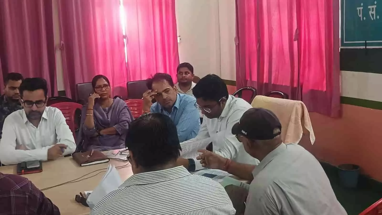 तस्वीर में बैठक कक्ष के भीतर मेज के चारों ओर बैठे हुए अधिकारी कामां में आयोजित जनसुनवाई के संदर्भ में दिख रहे हैं। तस्वीर में बैठक कक्ष के भीतर मेज के चारों ओर बैठे हुए अधिकारी कामां में आयोजित जनसुनवाई के संदर्भ में दिख रहे हैं।
