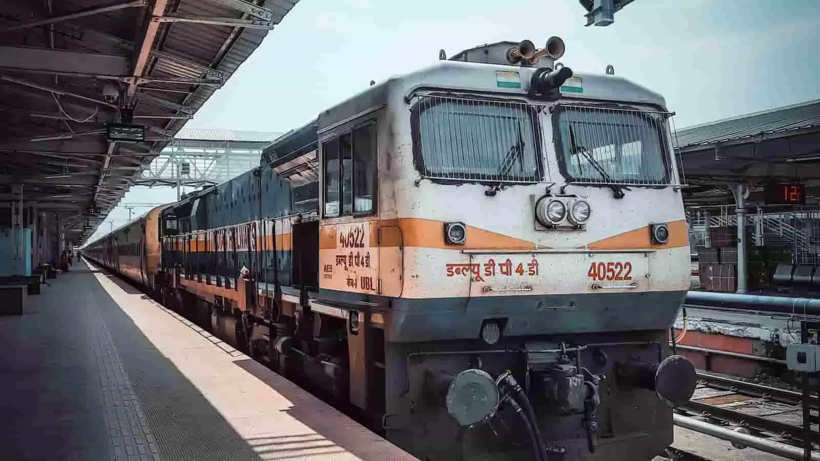 तस्वीर में रेलवे स्टेशन के प्लेटफॉर्म पर खड़ी हुई एक रेलगाड़ी अहमदाबाद-पटना स्पेशल ट्रेन के फेरे बढ़ाने के संदर्भ में दिख रही हैं। तस्वीर में रेलवे स्टेशन के प्लेटफॉर्म पर खड़ी हुई एक रेलगाड़ी अहमदाबाद-पटना स्पेशल ट्रेन के फेरे बढ़ाने के संदर्भ में दिख रही हैं।