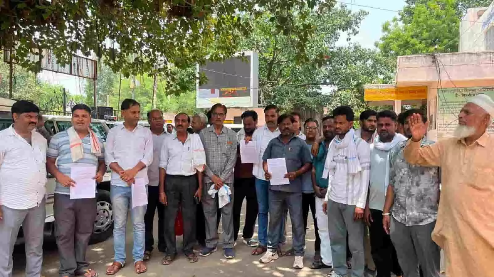तस्वीर में खुले स्थान पर कागज के पन्ने हाथ में लेकर खड़े हुए लोग करौली जिला कलेक्ट्रेट पर प्रदर्शन के संदर्भ में दिख रहे हैं। तस्वीर में खुले स्थान पर कागज के पन्ने हाथ में लेकर खड़े हुए लोग करौली जिला कलेक्ट्रेट पर प्रदर्शन के संदर्भ में दिख रहे हैं।
