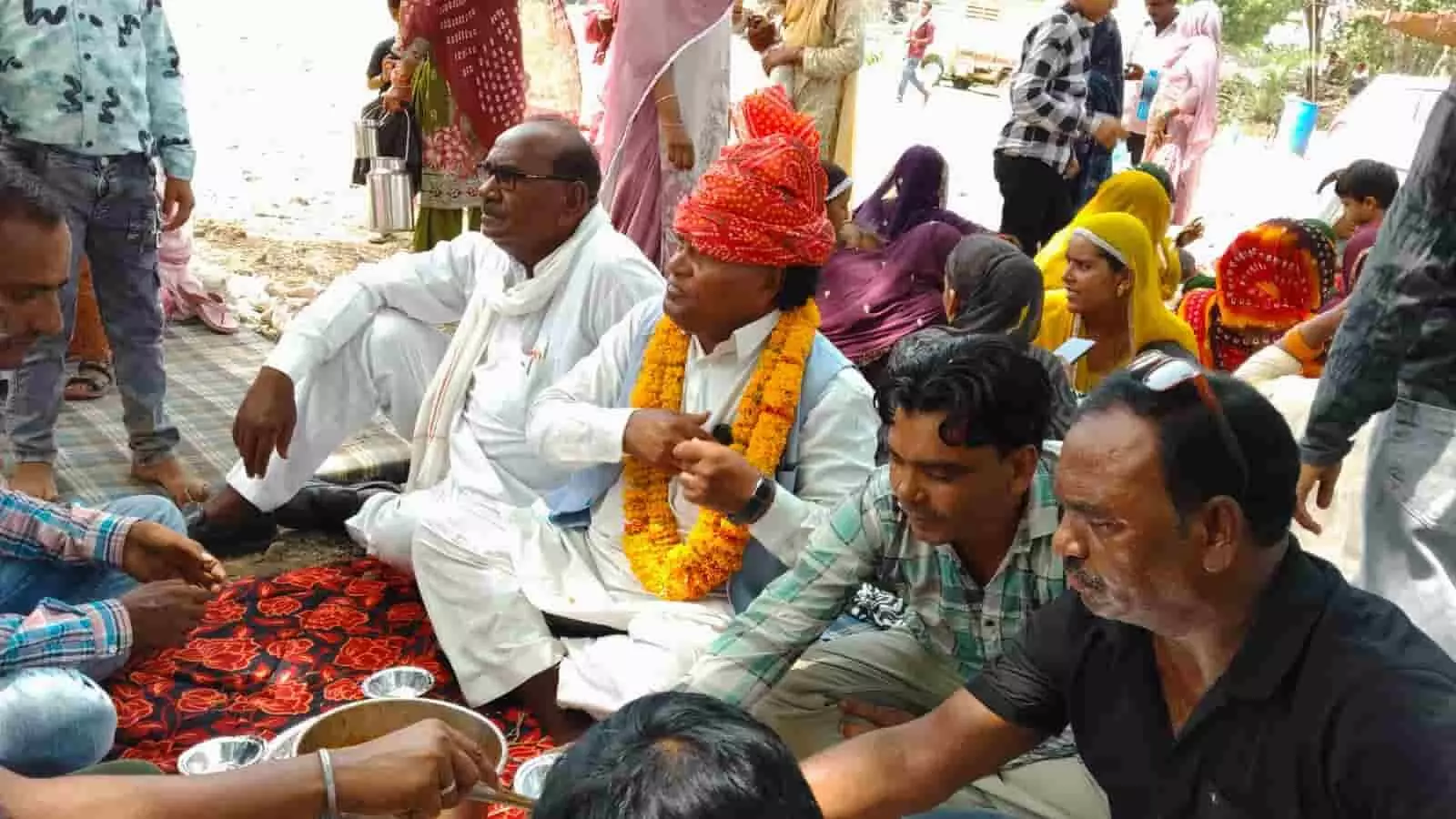 तस्वीर में साफा और फूलों की माला पहने हुए एक व्यक्ति के साथ बैठे लोग दौलतगढ़ में आयोजित स्वागत समारोह के संदर्भ में दिख रहे हैं। तस्वीर में साफा और फूलों की माला पहने हुए एक व्यक्ति के साथ बैठे लोग दौलतगढ़ में आयोजित स्वागत समारोह के संदर्भ में दिख रहे हैं।