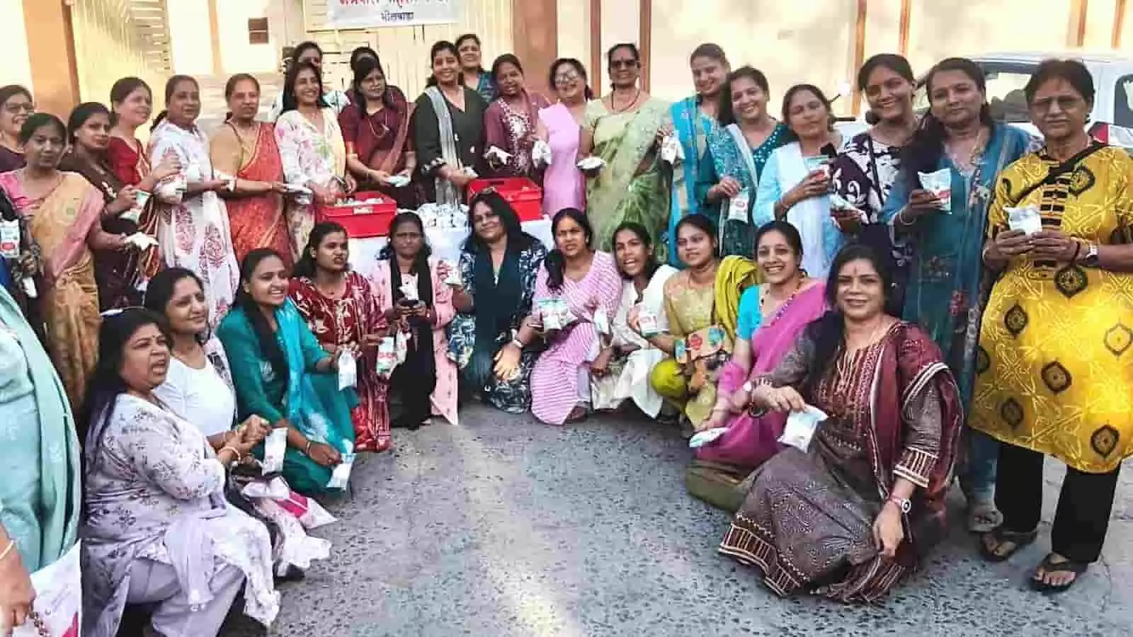तस्वीर में खुले स्थान पर छाछ के पैकेट हाथों में लिए मुस्कुराती हुई महिलाएं भीलवाड़ा में आयोजित सामाजिक कार्यक्रम के संदर्भ में दिख रही हैं। तस्वीर में खुले स्थान पर छाछ के पैकेट हाथों में लिए मुस्कुराती हुई महिलाएं भीलवाड़ा में आयोजित सामाजिक कार्यक्रम के संदर्भ में दिख रही हैं।