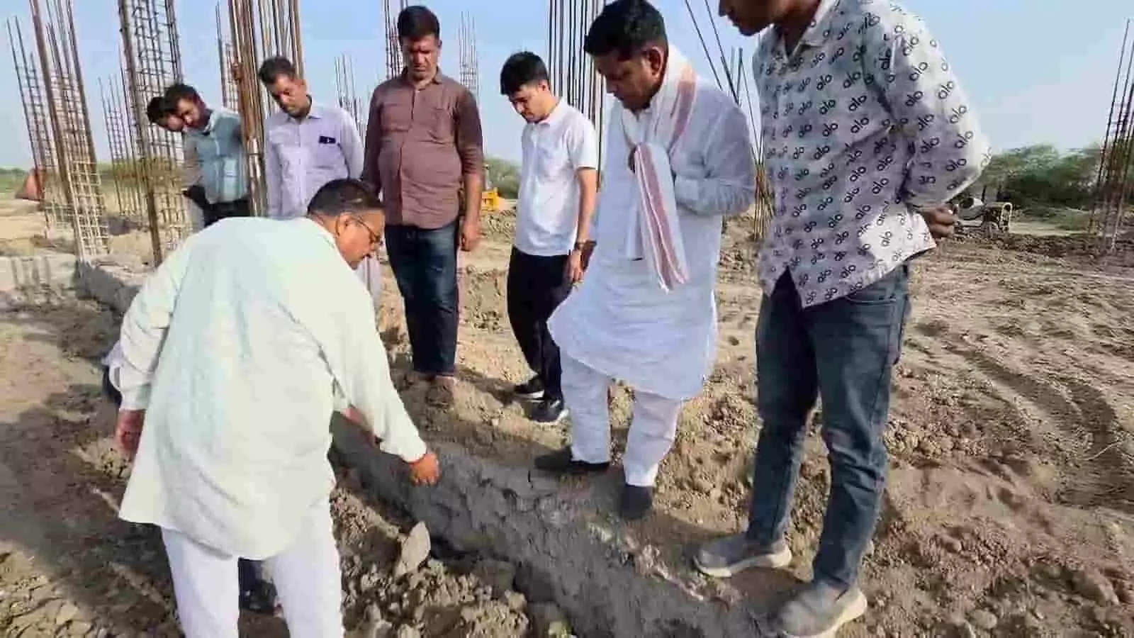 तस्वीर में निर्माण स्थल पर खड़े हुए लोग शाहपुरा में निर्माणाधीन भवन की गुणवत्ता जांचने और निरीक्षण करने के संदर्भ में दिख रहे हैं। तस्वीर में निर्माण स्थल पर खड़े हुए लोग शाहपुरा में निर्माणाधीन भवन की गुणवत्ता जांचने और निरीक्षण करने के संदर्भ में दिख रहे हैं।