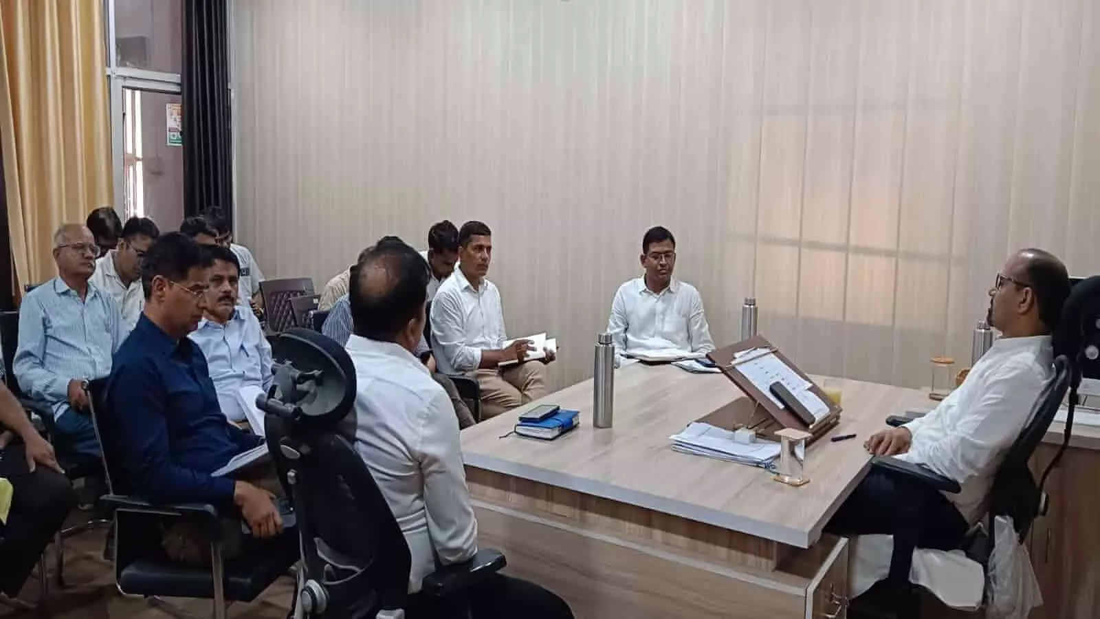 तस्वीर में बैठक कक्ष के भीतर मेज के चारों ओर बैठे हुए प्रशासनिक अधिकारी गंगापुर सिटी में आयोजित अटल जनसेवा शिविर और समीक्षा बैठक के संदर्भ में दिख रहे हैं। तस्वीर में बैठक कक्ष के भीतर मेज के चारों ओर बैठे हुए प्रशासनिक अधिकारी गंगापुर सिटी में आयोजित अटल जनसेवा शिविर और समीक्षा बैठक के संदर्भ में दिख रहे हैं।