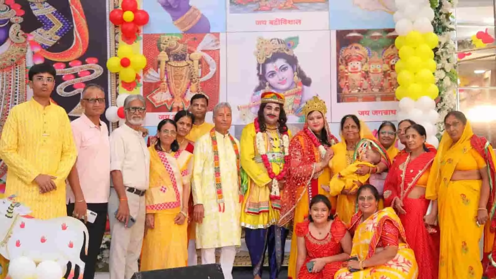 कोटा के माहेश्वरी भवन में भागवत कथा के दौरान कृष्ण जन्मोत्सव झांकी के साथ खड़े श्रद्धालु। कोटा के माहेश्वरी भवन में भागवत कथा के दौरान कृष्ण जन्मोत्सव झांकी के साथ खड़े श्रद्धालु।