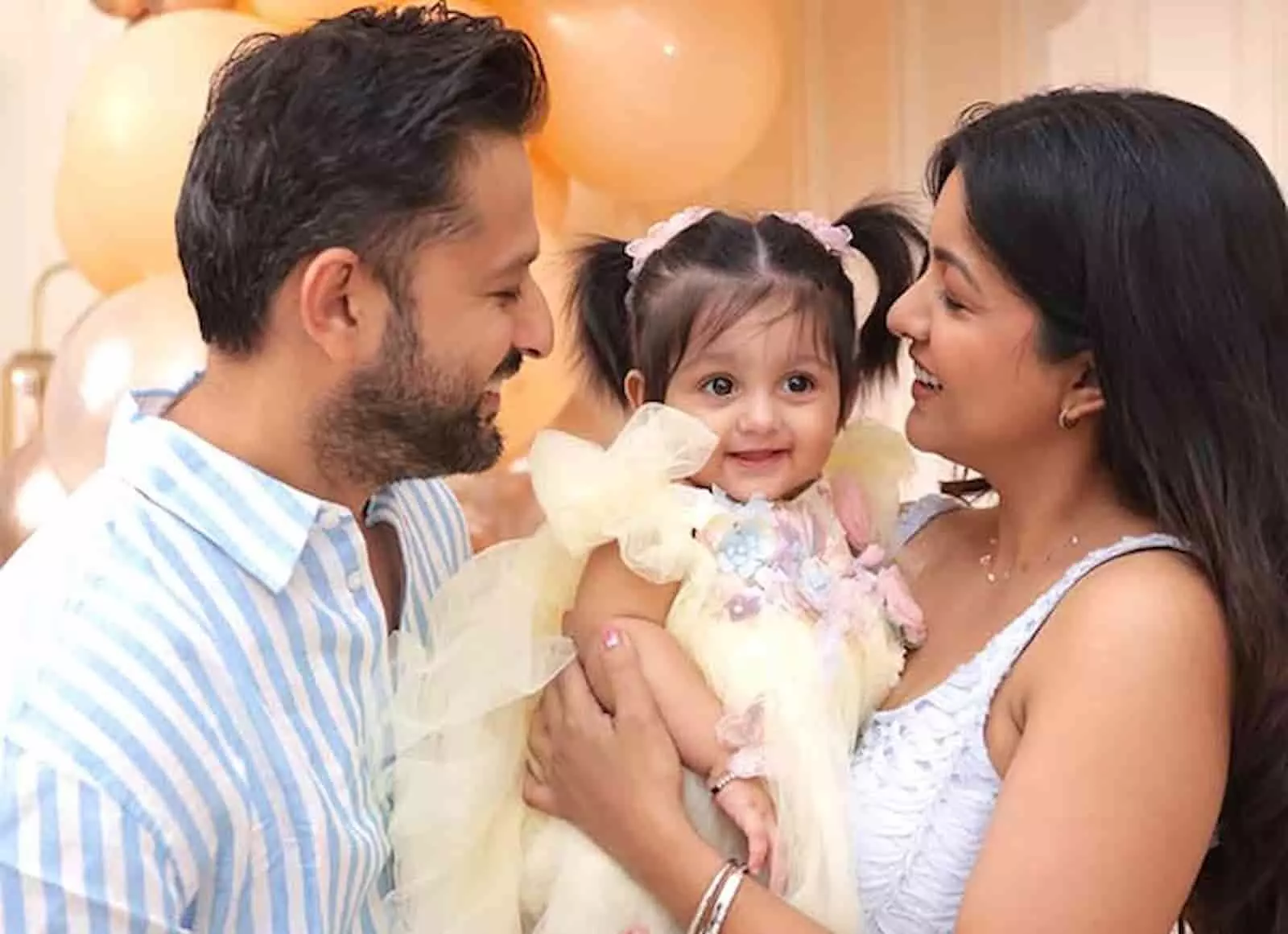तस्वीर में ईशिता दत्ता और वत्सल सेठ अपनी बेटी वेदा का जन्मदिन मनाते हुए दिख रहे हैं। तस्वीर में ईशिता दत्ता और वत्सल सेठ अपनी बेटी वेदा का जन्मदिन मनाते हुए दिख रहे हैं।