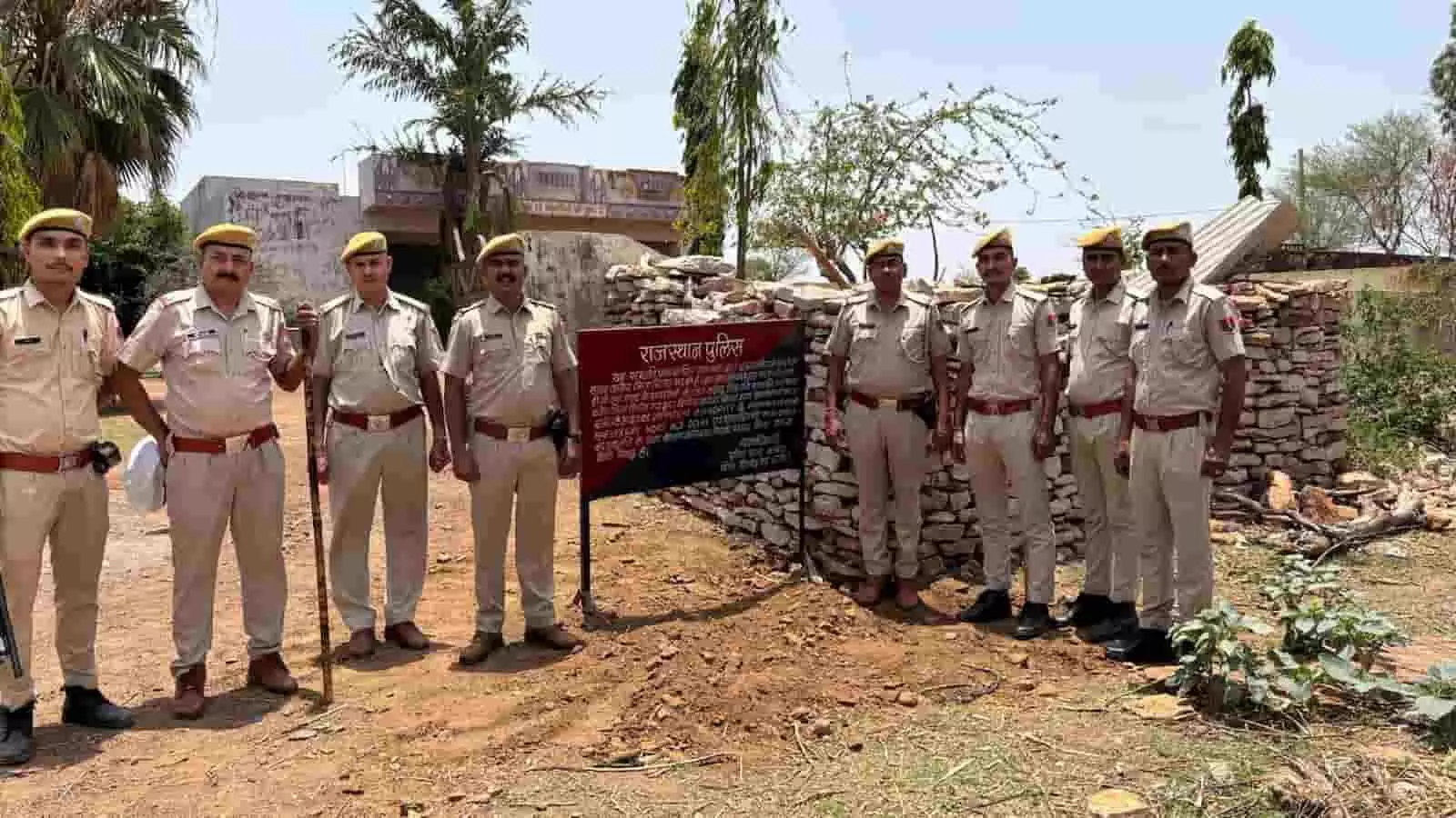 तस्वीर में एक मकान के बाहर खड़े हुए पुलिसकर्मी और ग्रामीण ऑपरेशन त्रिनेत्र के तहत आरोपी की संपत्ति फ्रीज करने की प्रशासनिक कार्रवाई के संदर्भ में दिख रहे हैं। तस्वीर में एक मकान के बाहर खड़े हुए पुलिसकर्मी और ग्रामीण ऑपरेशन त्रिनेत्र के तहत आरोपी की संपत्ति फ्रीज करने की प्रशासनिक कार्रवाई के संदर्भ में दिख रहे हैं।
