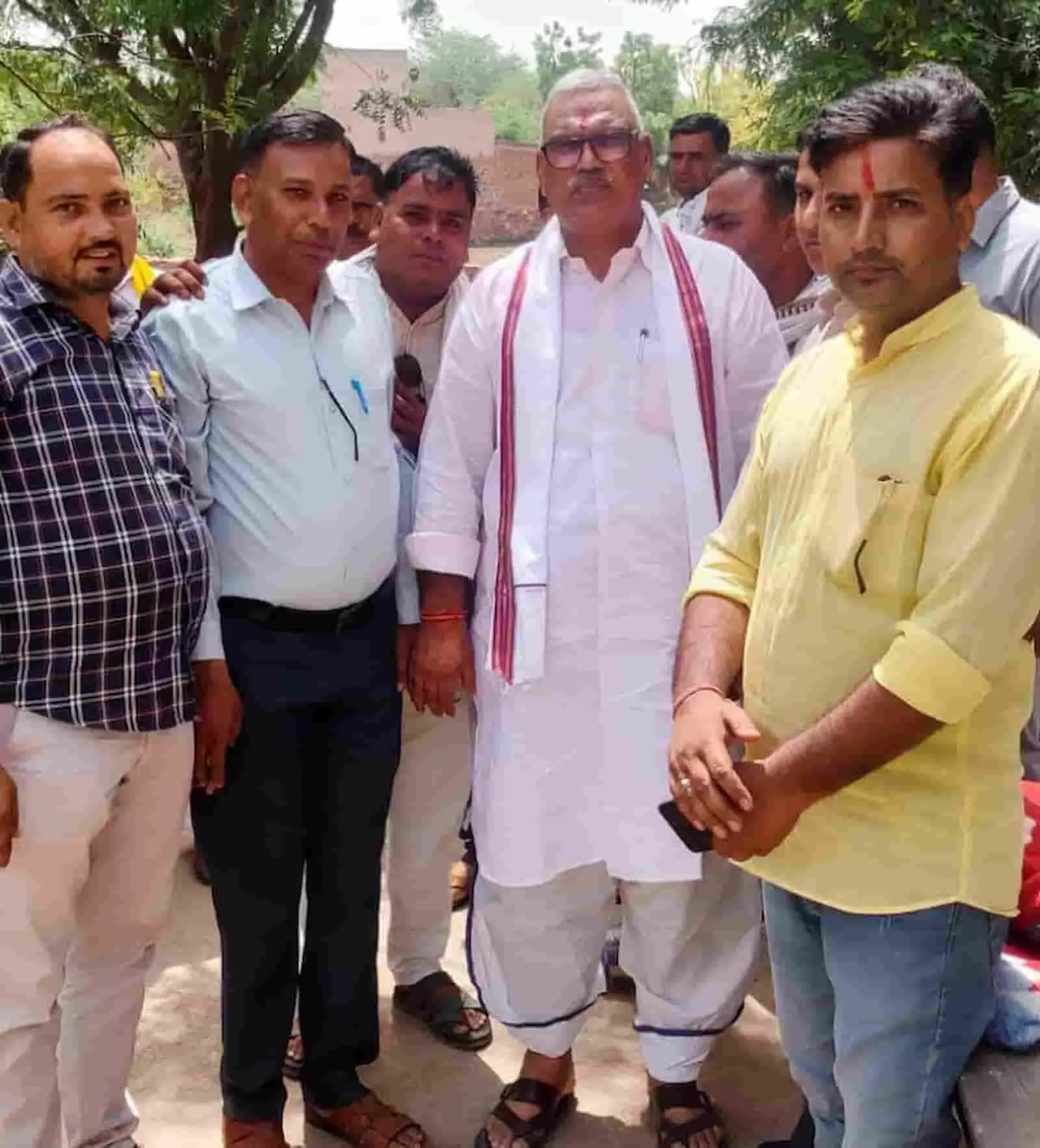 डीग में मंत्रालयिक कर्मचारी अपनी मांगों को लेकर गृह राज्यमंत्री जवाहर सिंह बेढम को ज्ञापन सौंप रहे हैं। डीग में मंत्रालयिक कर्मचारी अपनी मांगों को लेकर गृह राज्यमंत्री जवाहर सिंह बेढम को ज्ञापन सौंप रहे हैं।