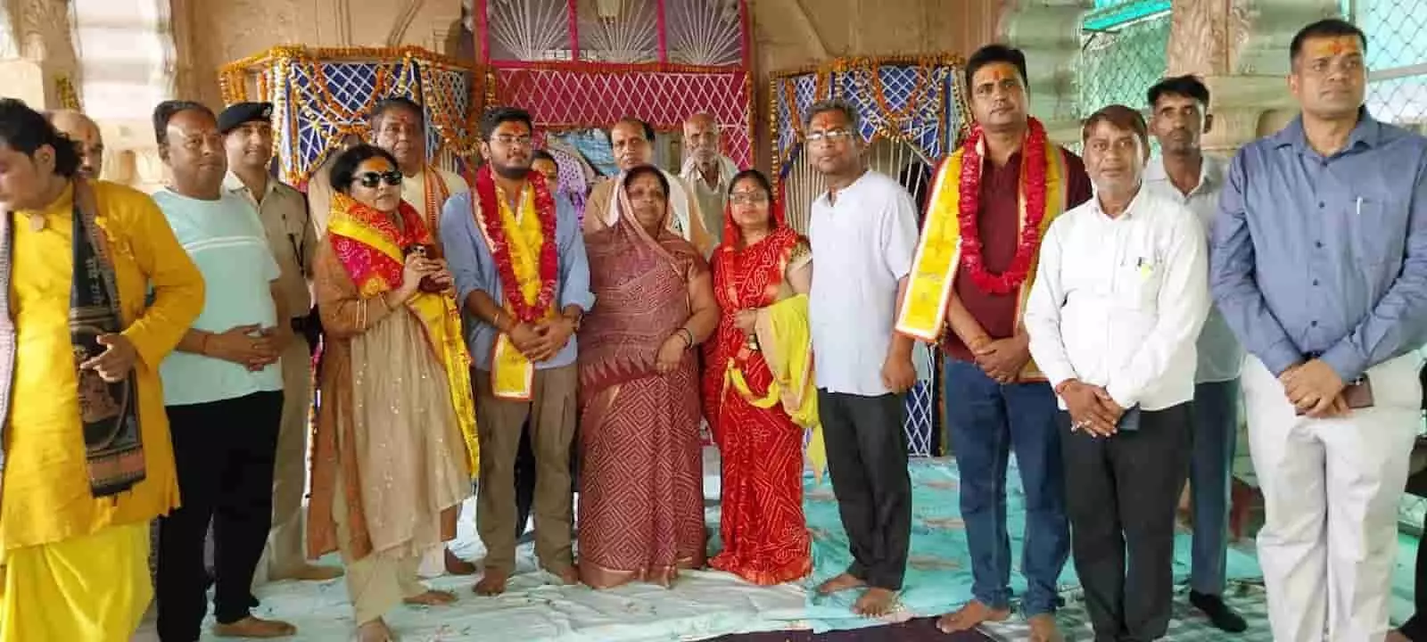 डीग के लक्ष्मण मंदिर में राजस्थान हाईकोर्ट की न्यायाधीश संगीता शर्मा का स्वागत किया जा रहा है। डीग के लक्ष्मण मंदिर में राजस्थान हाईकोर्ट की न्यायाधीश संगीता शर्मा का स्वागत किया जा रहा है।