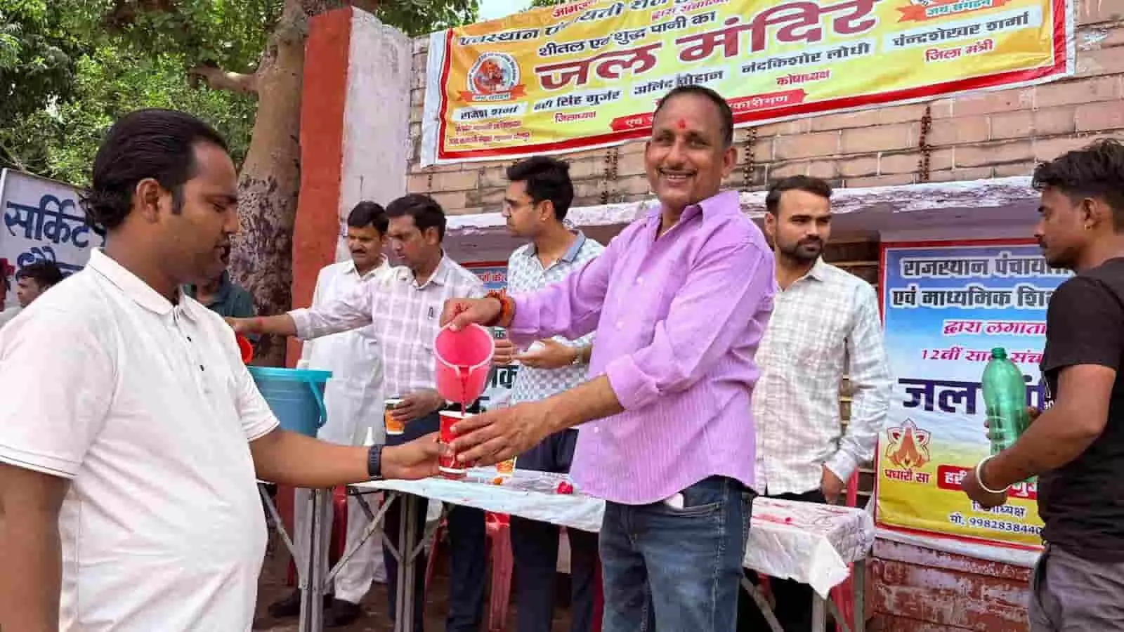 धौलपुर में एकादशी पर राहगीरों को मिला शरबत, गर्मी में सेवा का संदेश