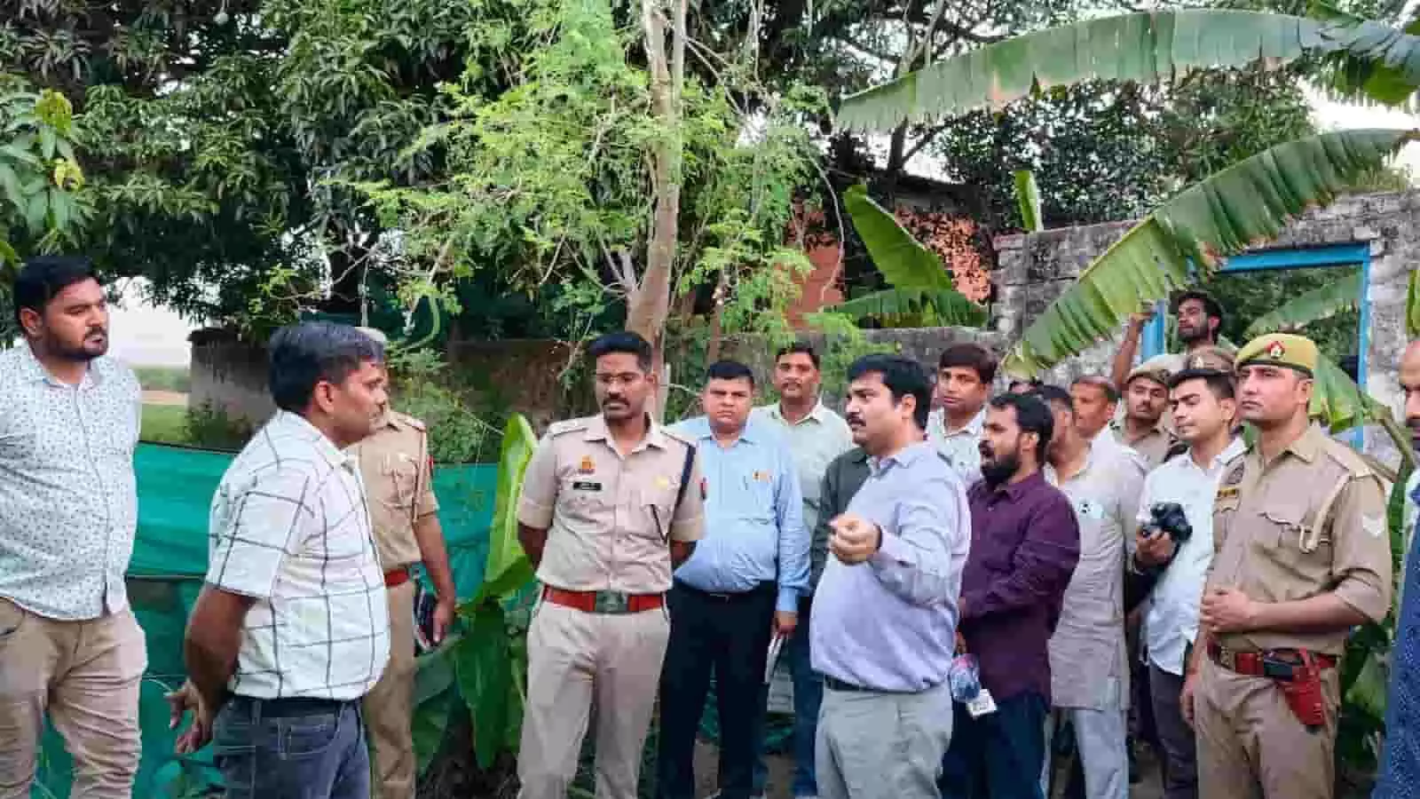 तस्वीर में खेतों के समीप खड़े हुए प्रशासनिक एवं पुलिस अधिकारी एटा जिले के जैथरा क्षेत्र में किसान के कृषि फार्म का अवलोकन करने के संदर्भ में दिख रहे हैं। तस्वीर में खेतों के समीप खड़े हुए प्रशासनिक एवं पुलिस अधिकारी एटा जिले के जैथरा क्षेत्र में किसान के कृषि फार्म का अवलोकन करने के संदर्भ में दिख रहे हैं।