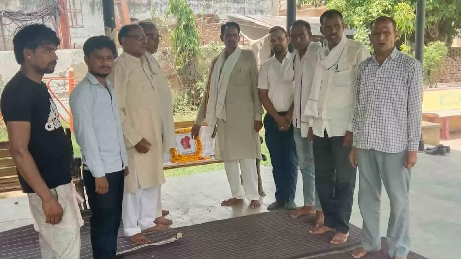 बृज नगर में राजेश पायलट को पुष्पांजलि अर्पित करते कांग्रेस कार्यकर्ता और पदाधिकारी। बृज नगर में राजेश पायलट को पुष्पांजलि अर्पित करते कांग्रेस कार्यकर्ता और पदाधिकारी।
