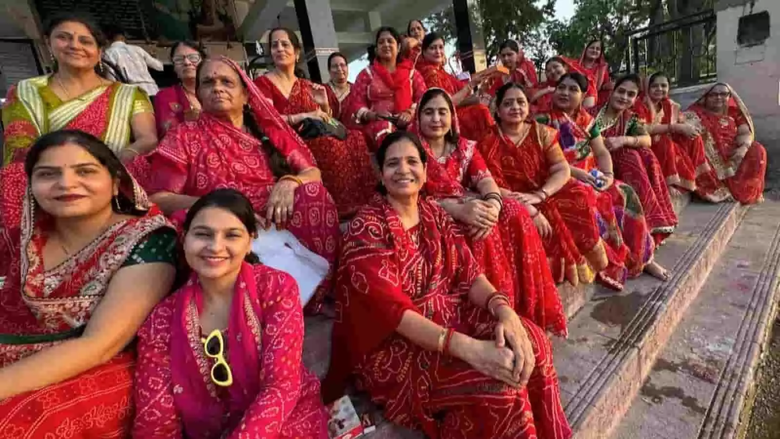 तस्वीर में एक धार्मिक स्थल या मंदिर परिसर के भीतर कई महिलाएं एक साथ खड़ी होकर मनिहारा धाम पर आयोजित पूजा अनुष्ठान के संदर्भ में दिख रही हैं। तस्वीर में एक धार्मिक स्थल या मंदिर परिसर के भीतर कई महिलाएं एक साथ खड़ी होकर मनिहारा धाम पर आयोजित पूजा अनुष्ठान के संदर्भ में दिख रही हैं।