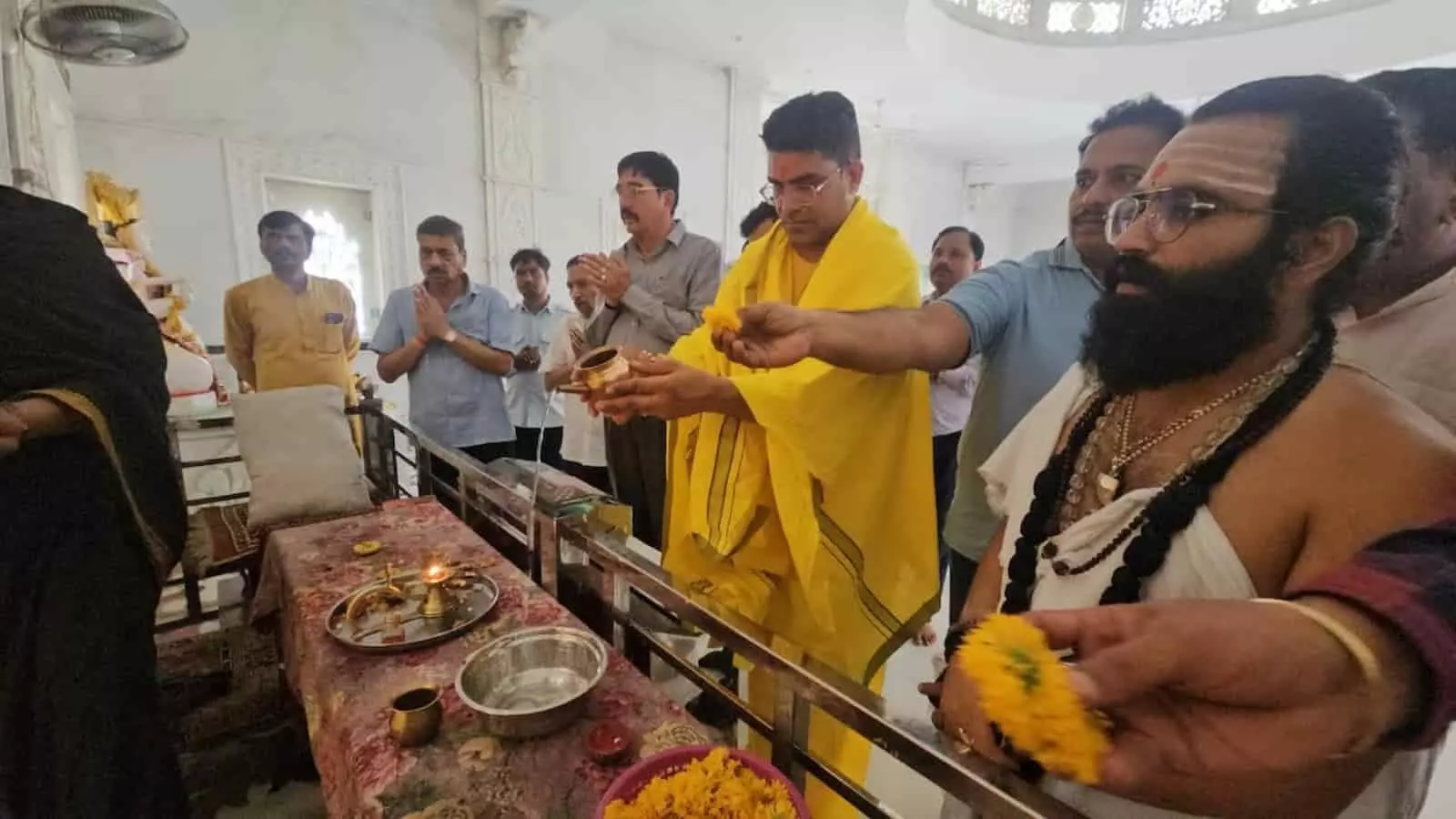 तस्वीर में पीताम्बरा पीठ दतिया में पंडित राजकुमार शर्मा राष्ट्र हित में विशेष अनुष्ठान करते हुए।