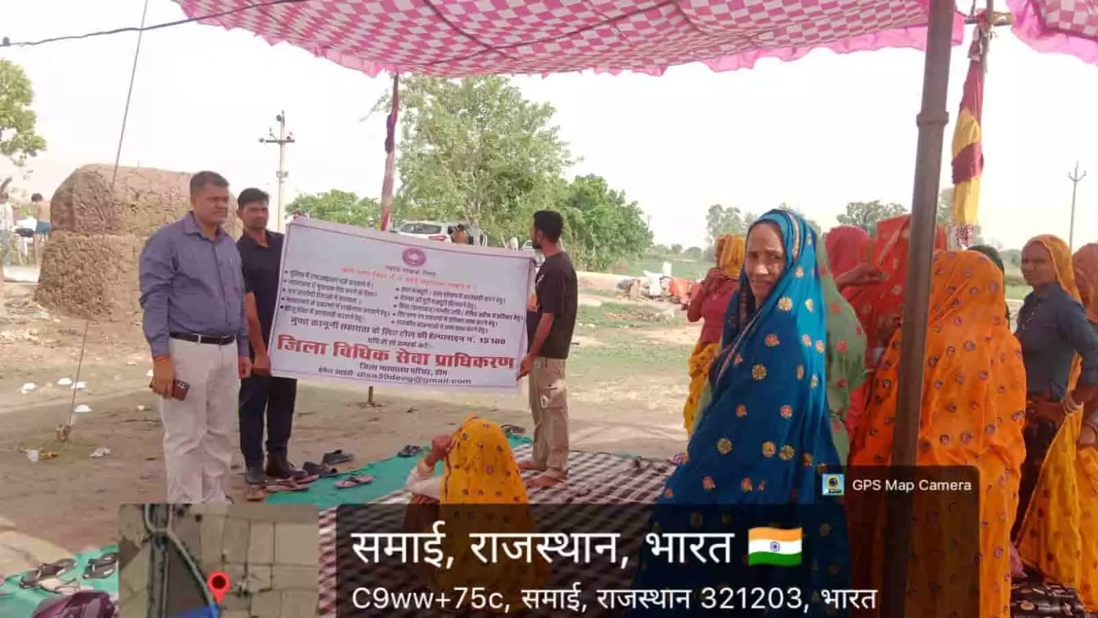 सामई गांव में परिक्रमार्थियों को कानूनी जानकारी देते जिला विधिक सेवा प्राधिकरण के अधिकारी। सामई गांव में परिक्रमार्थियों को कानूनी जानकारी देते जिला विधिक सेवा प्राधिकरण के अधिकारी।