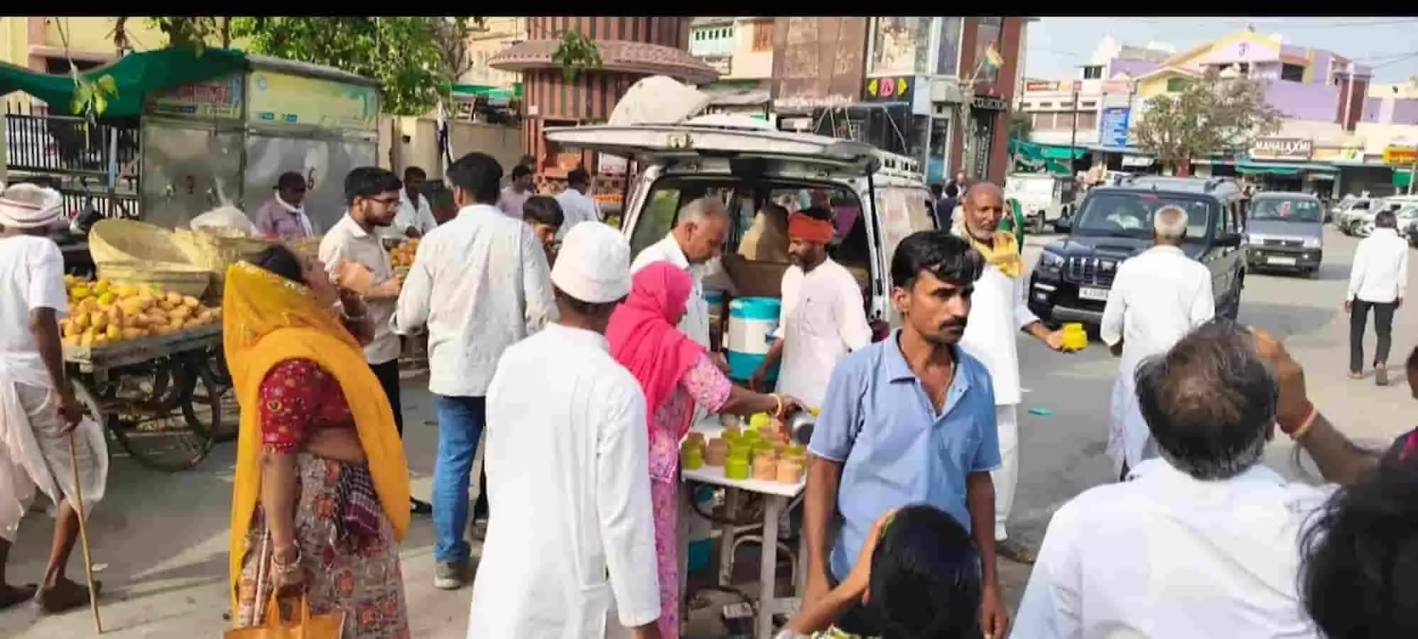 तस्वीर में आमेट बस स्टैंड पर सेवाभावी लोग राहगीरों को शीतल पेय वितरित कर रहे हैं। तस्वीर में आमेट बस स्टैंड पर सेवाभावी लोग राहगीरों को शीतल पेय वितरित कर रहे हैं।